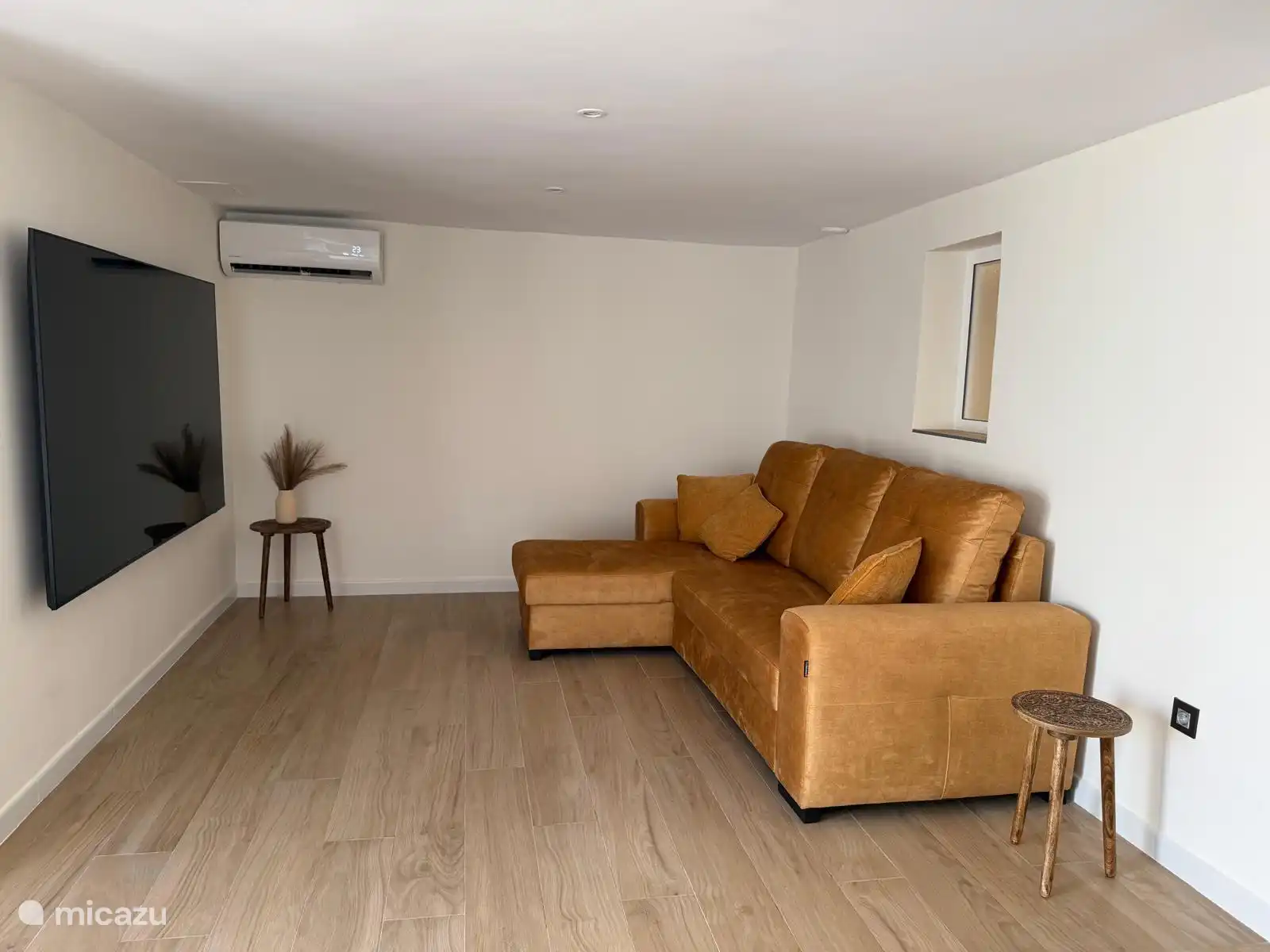 Thuisbioscoop tevens te gebruiken als Slaapkamer met bedbank voor 2 personen
