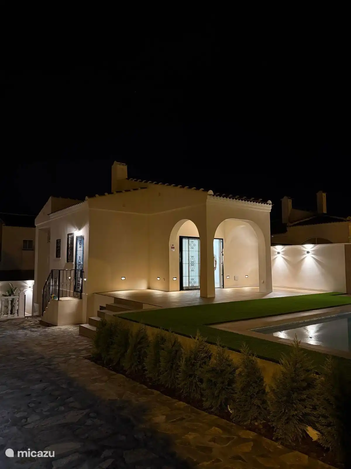 Villa in de avond met verlichting 