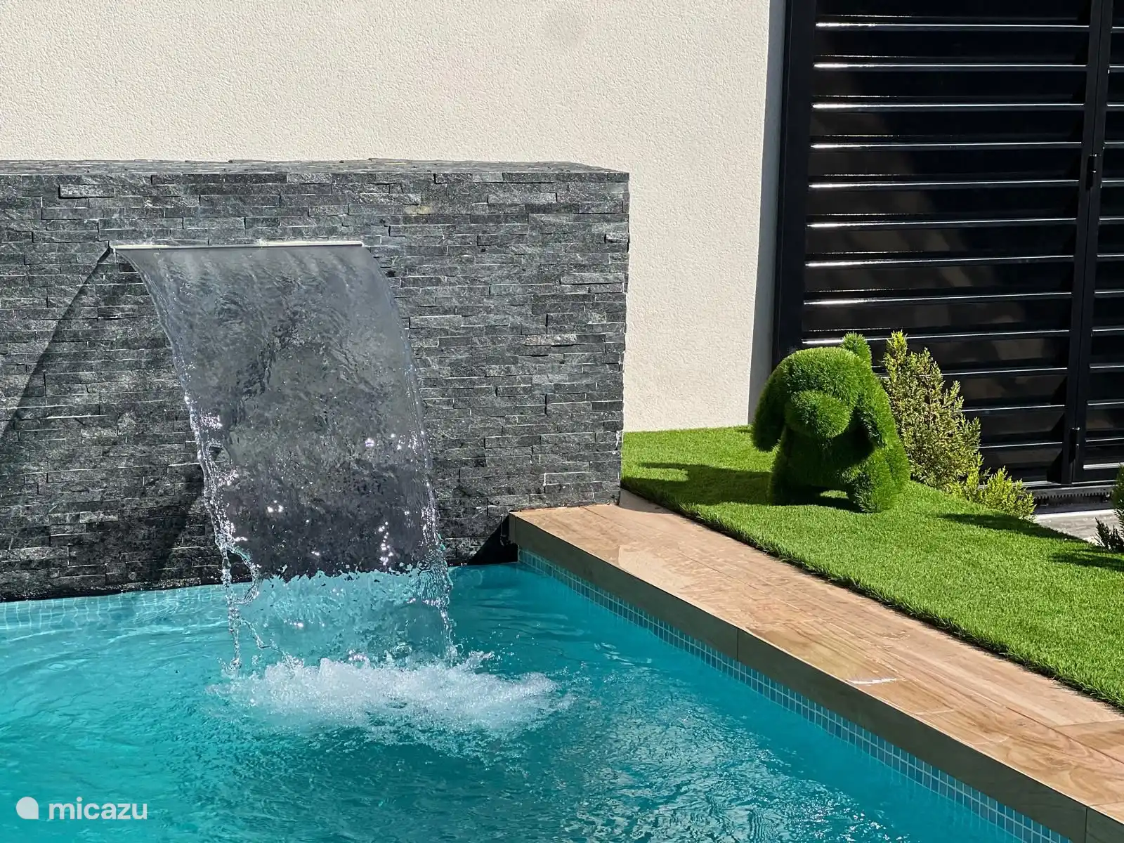 Prachtige waterval bij het zwembad 