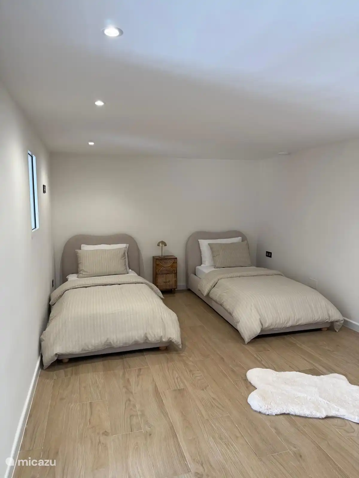 Master bedroom achter
