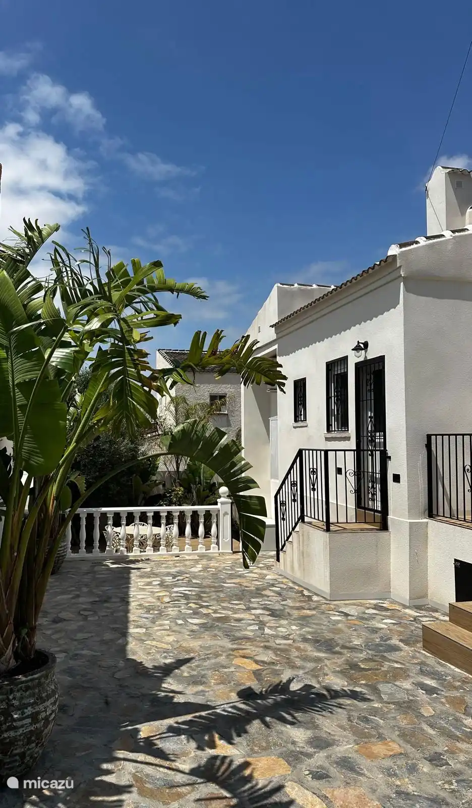 Villa vanaf oprit gezien 