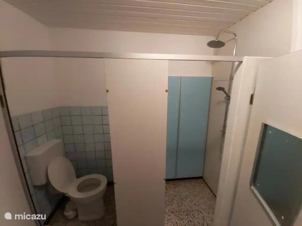 ducha y baño en la sauna de la planta baja