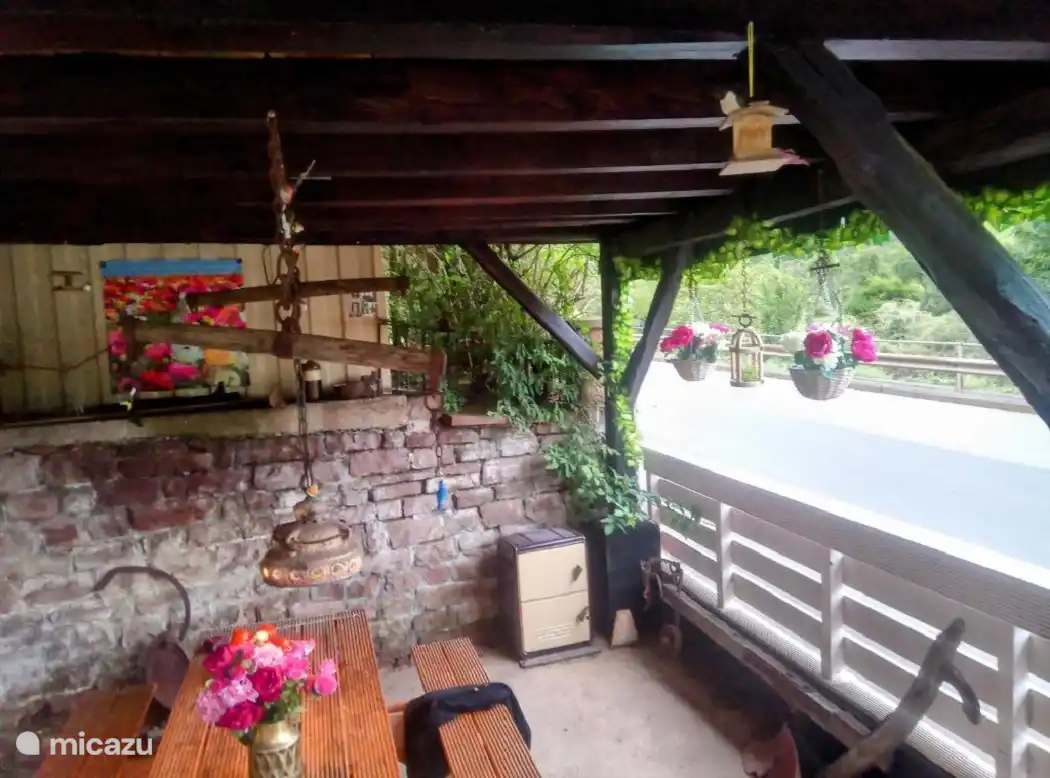 Bajo la terraza cubierta