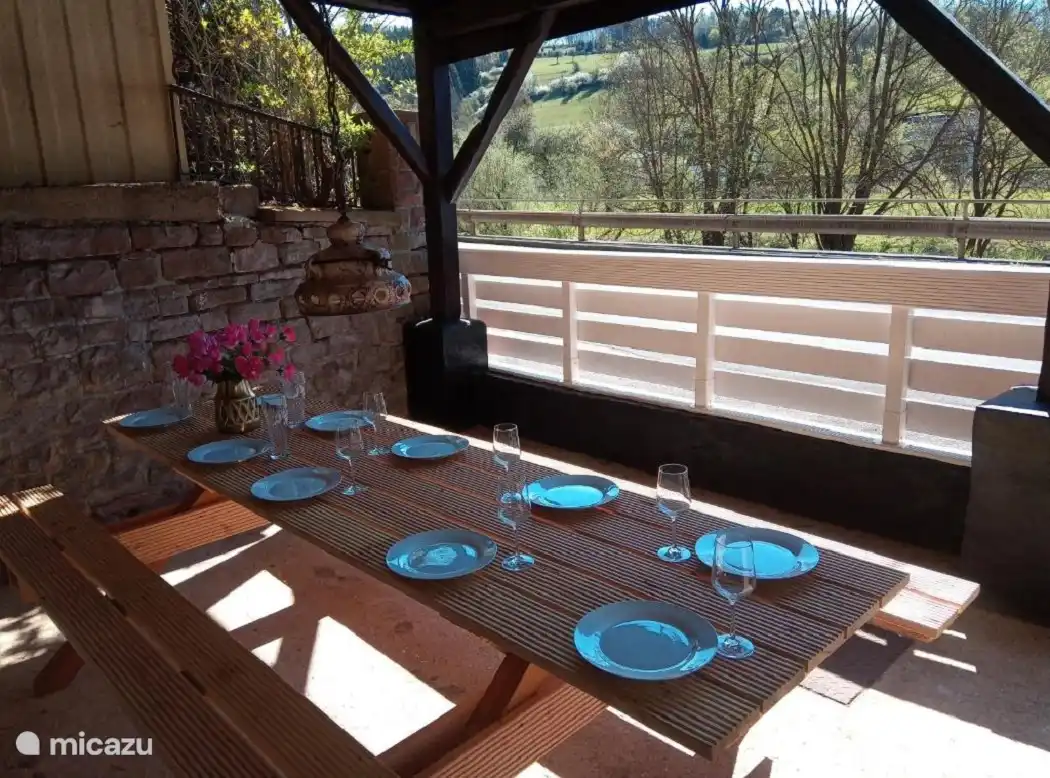 Comer fuera, incluso cuando el sol brilla muy fuerte o cuando el tiempo no es muy bueno.