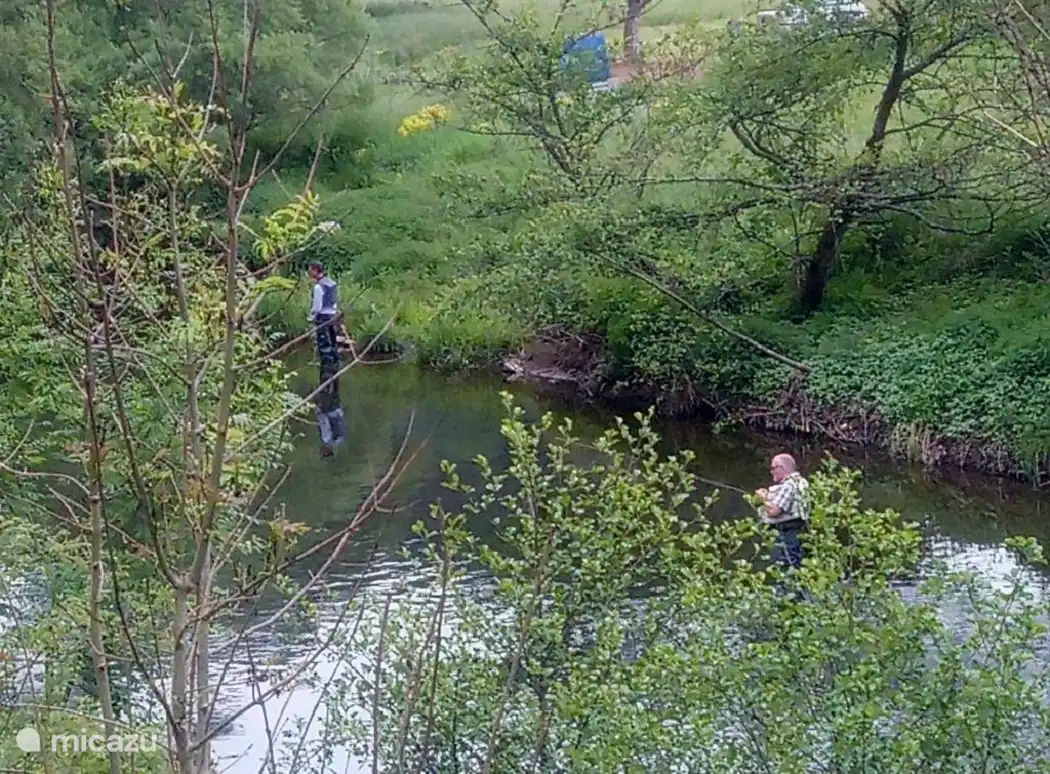 Un paraíso para pescadores con mosca justo en tu puerta. También vendemos las licencias de pesca en nombre del municipio. 