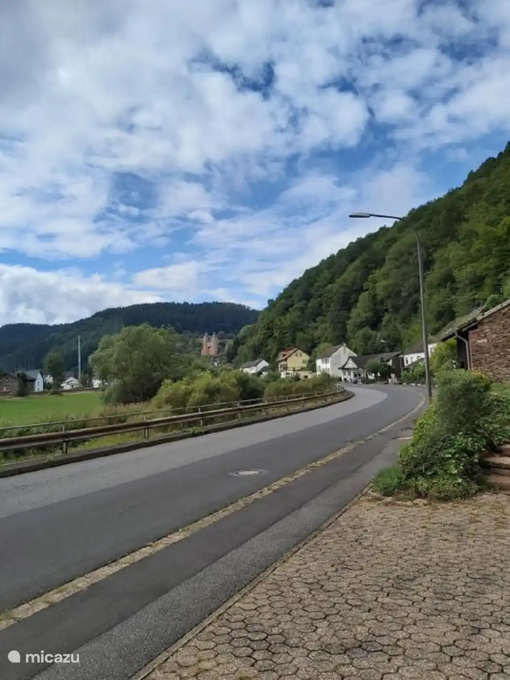 Mürlenbach con el castillo de Bertrada en el centro