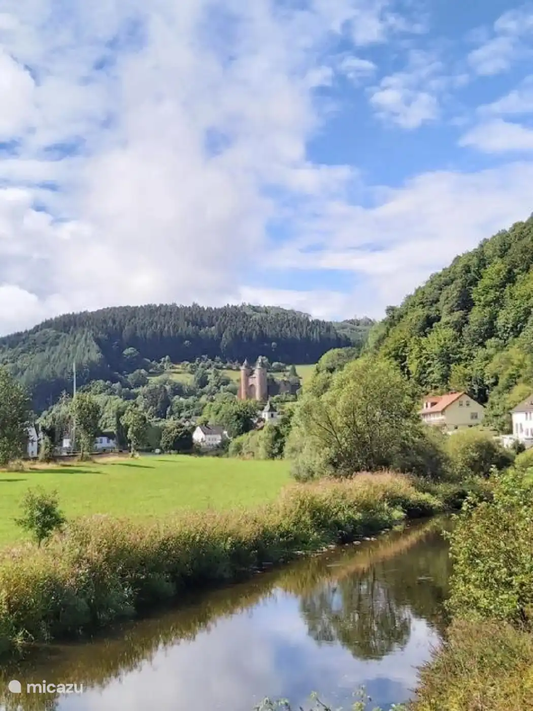 El río Kyll y más en el centro la Bertrada Burg, lugar de nacimiento de Carlomagno.