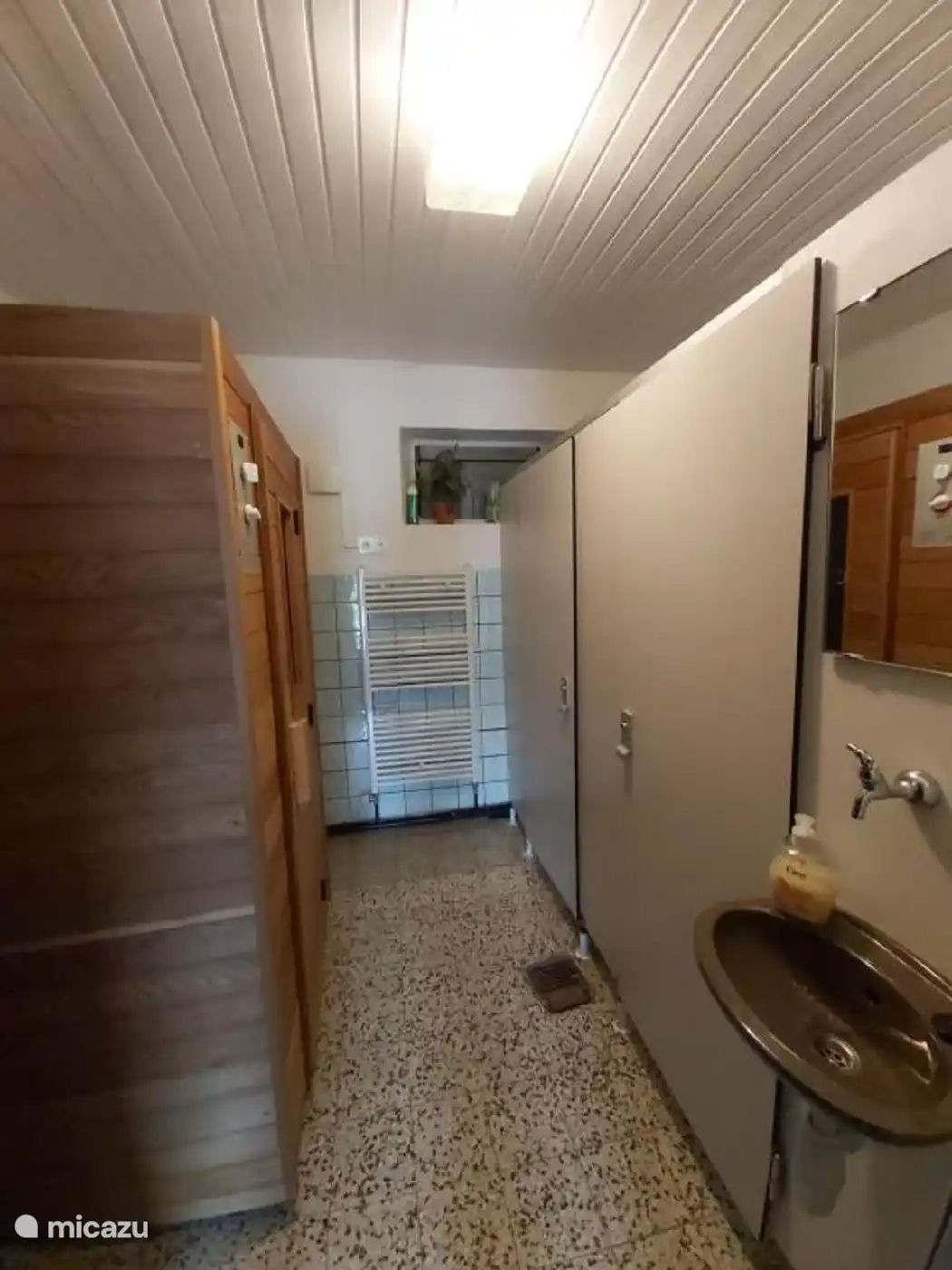 La ducha con la sauna a la izquierda