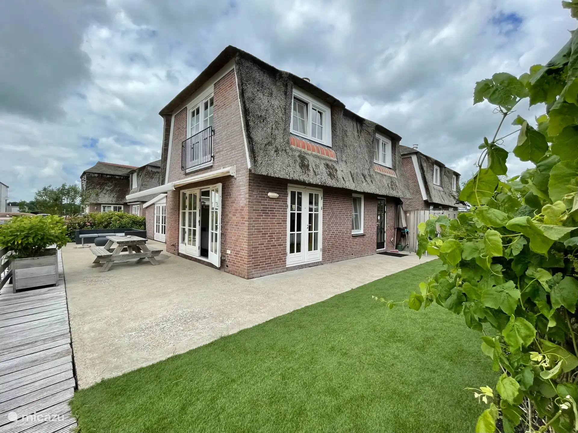 Villa voor 6 personen met zeer ruim en zonnig terras aan het water.
