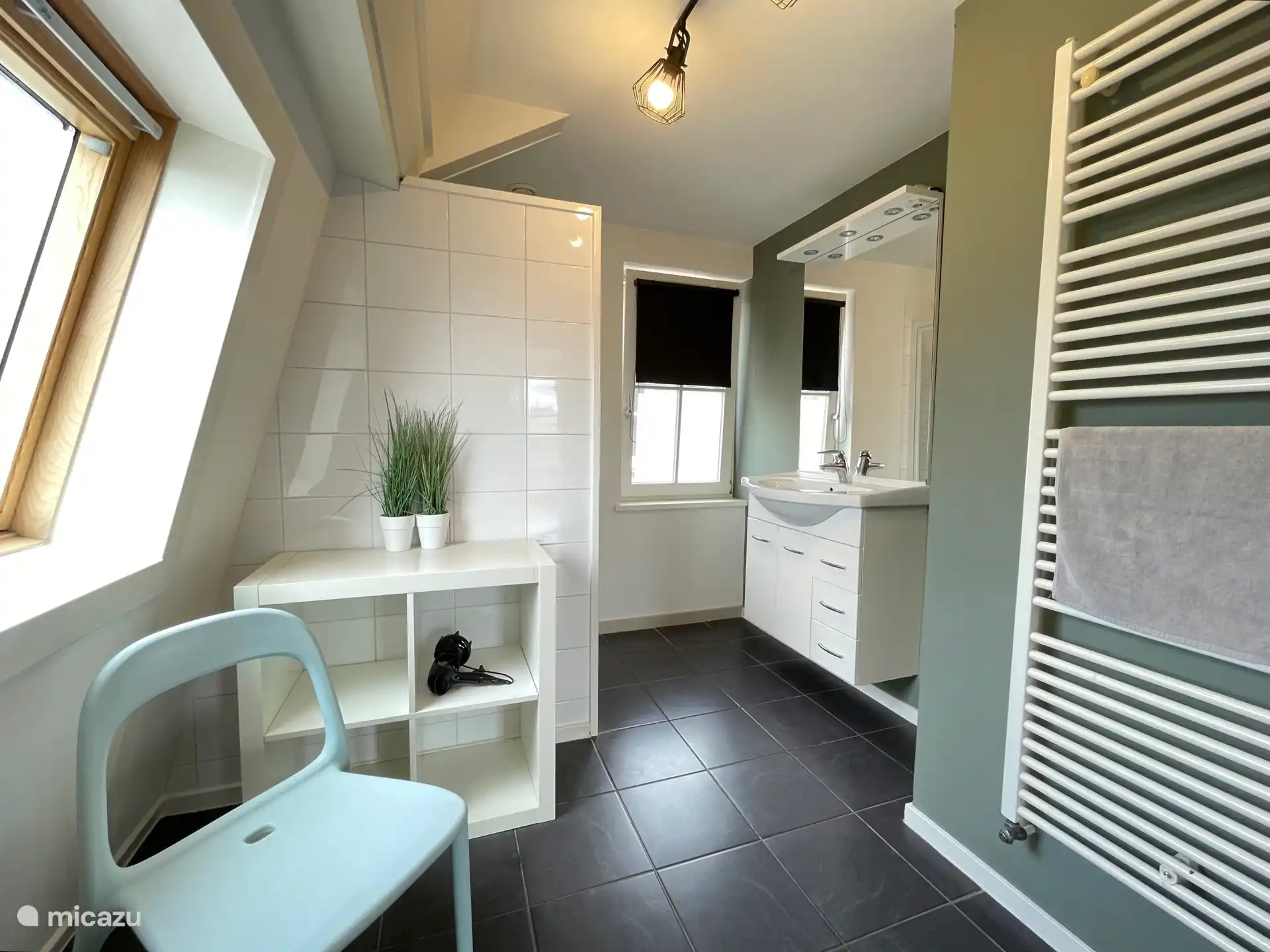Villa voor 6 personen met zeer ruim en zonnig terras aan het water.