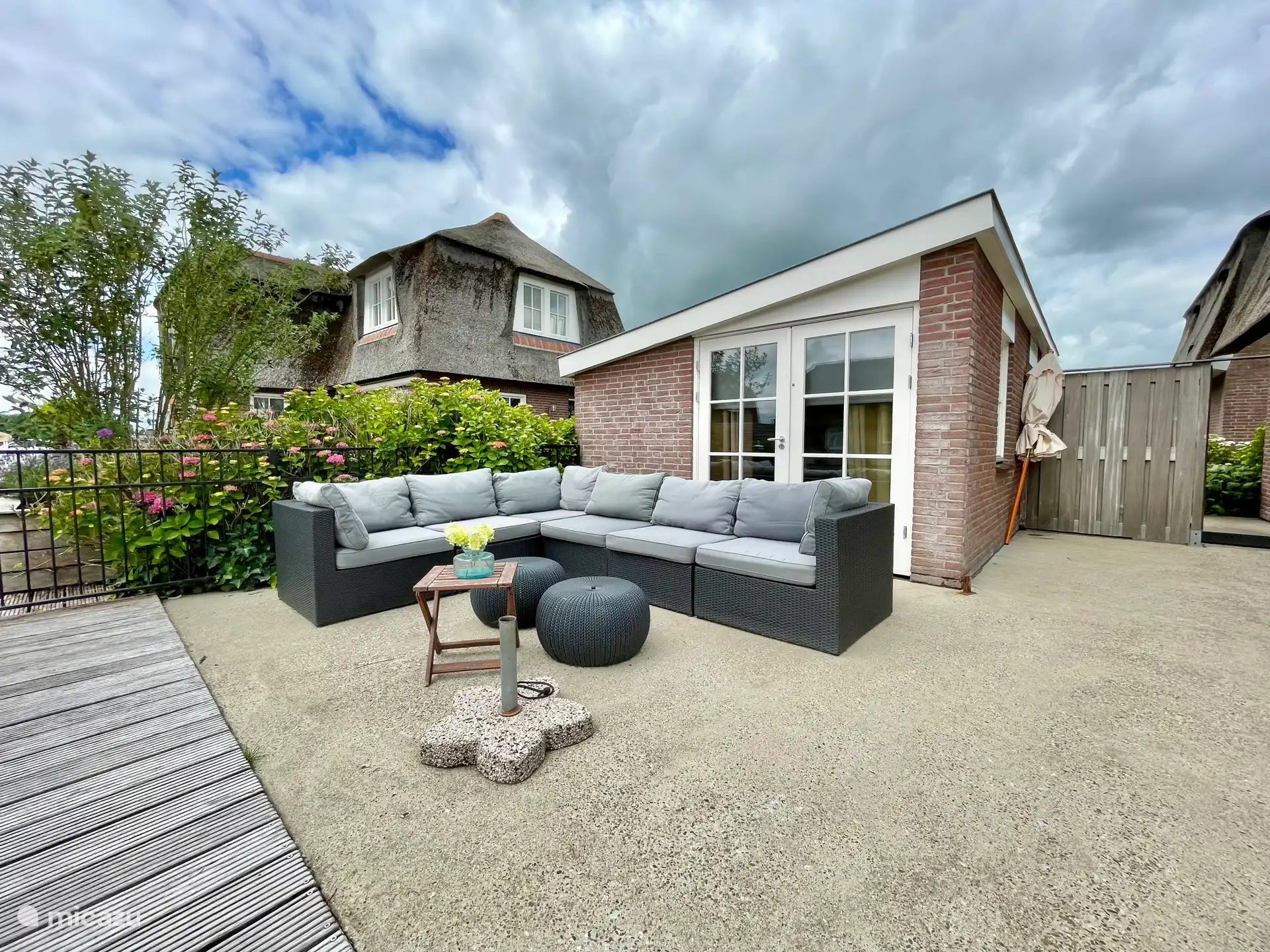 Villa voor 6 personen met zeer ruim en zonnig terras aan het water.