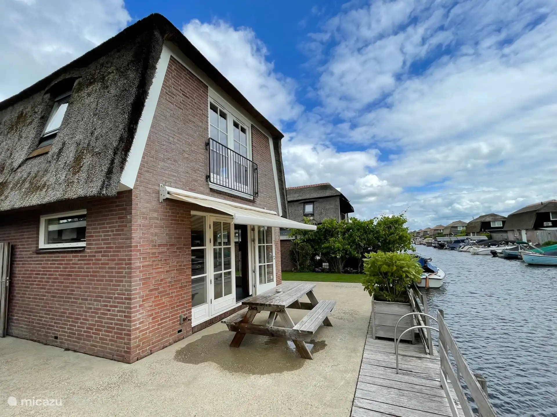 Villa voor 6 personen met zeer ruim en zonnig terras aan het water.