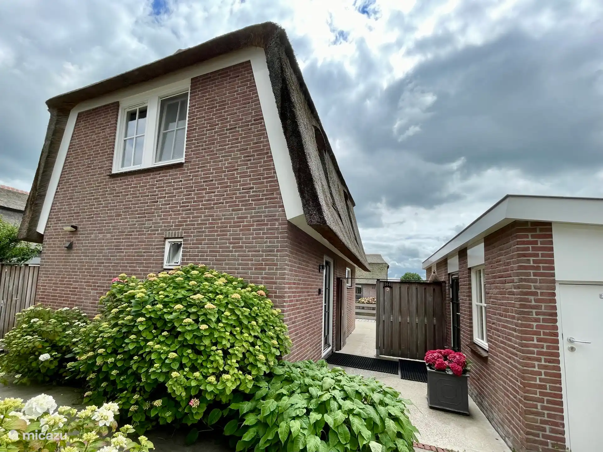 Villa voor 6 personen met zeer ruim en zonnig terras aan het water.