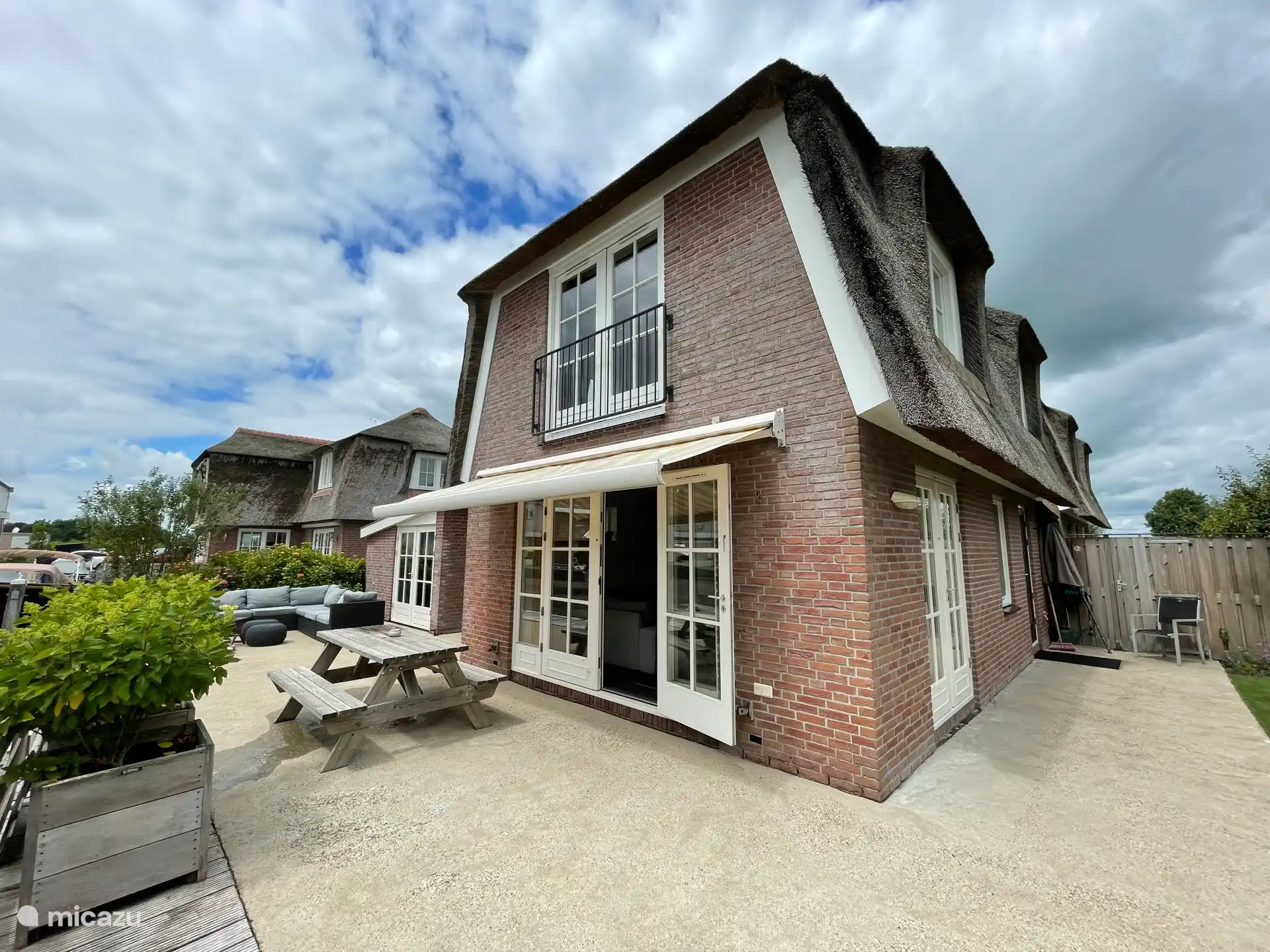 Villa voor 6 personen met zeer ruim en zonnig terras aan het water.