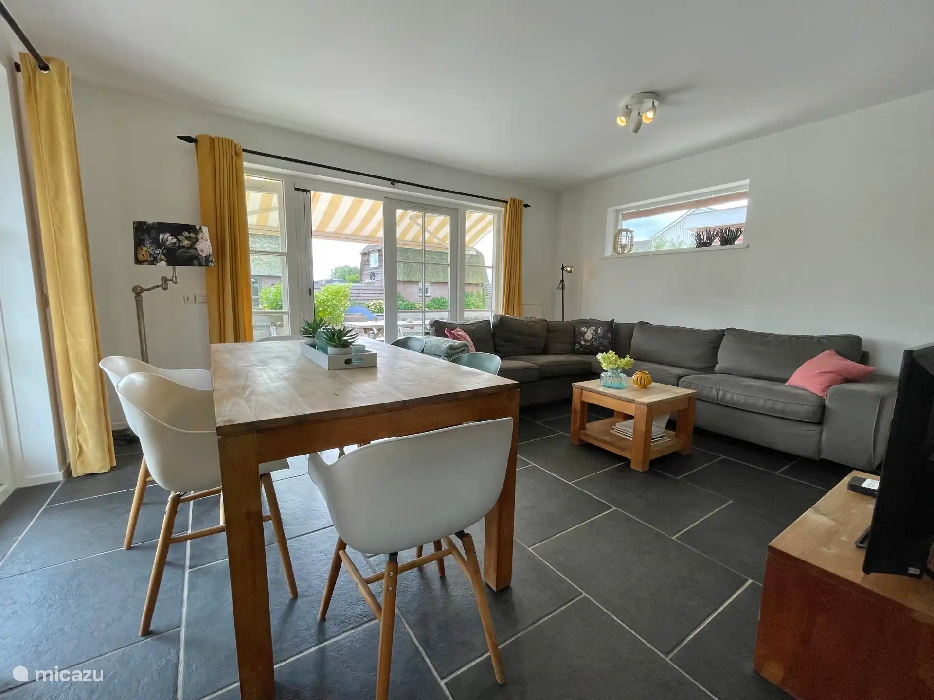 Villa voor 6 personen met zeer ruim en zonnig terras aan het water.