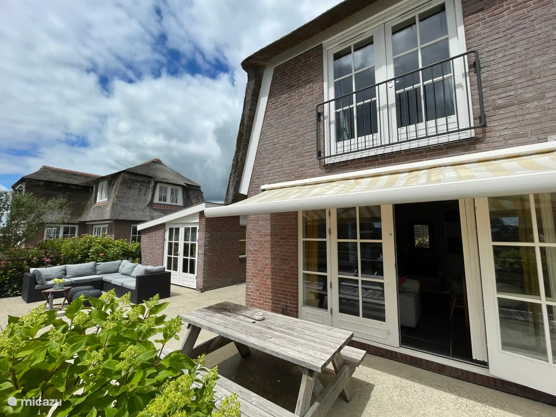 Villa voor 6 personen met zeer ruim en zonnig terras aan het water.