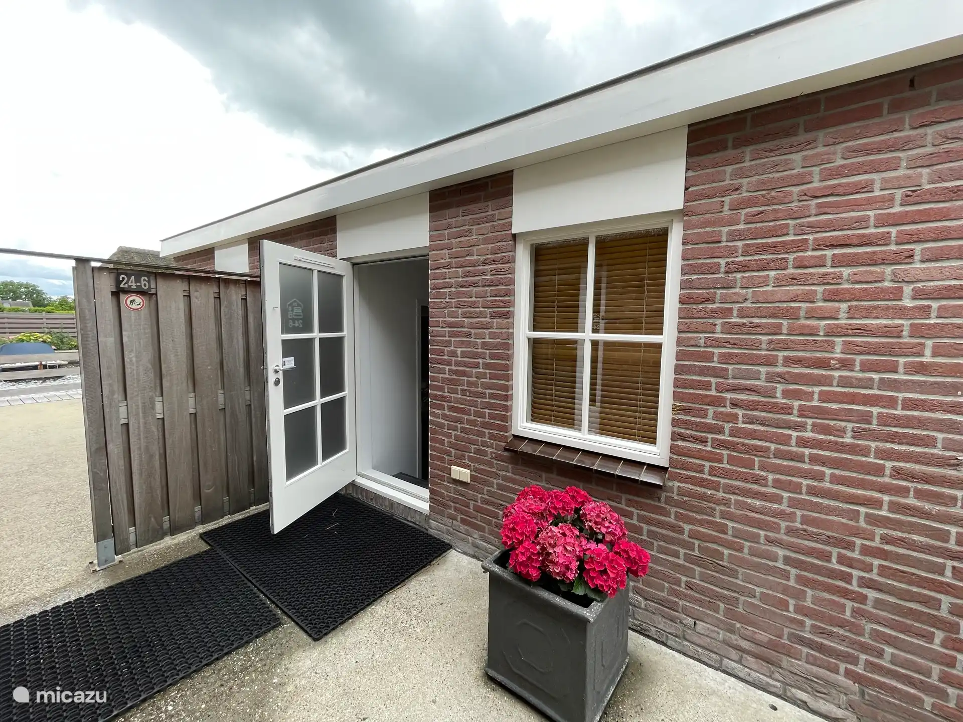 Villa voor 6 personen met zeer ruim en zonnig terras aan het water.