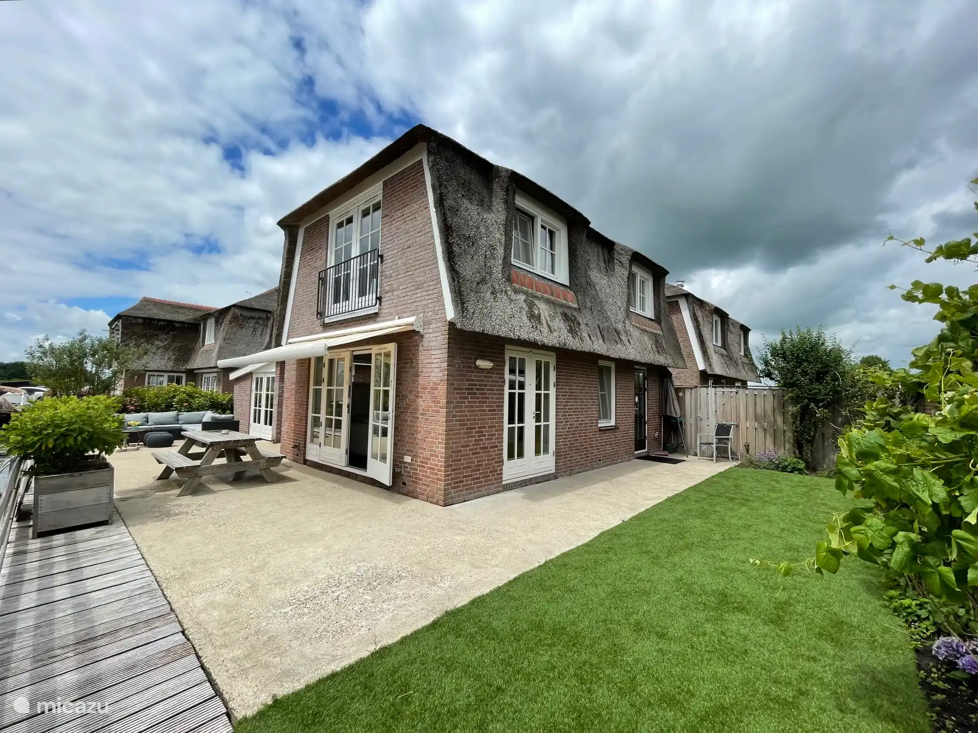 Villa voor 6 personen met zeer ruim en zonnig terras aan het water.