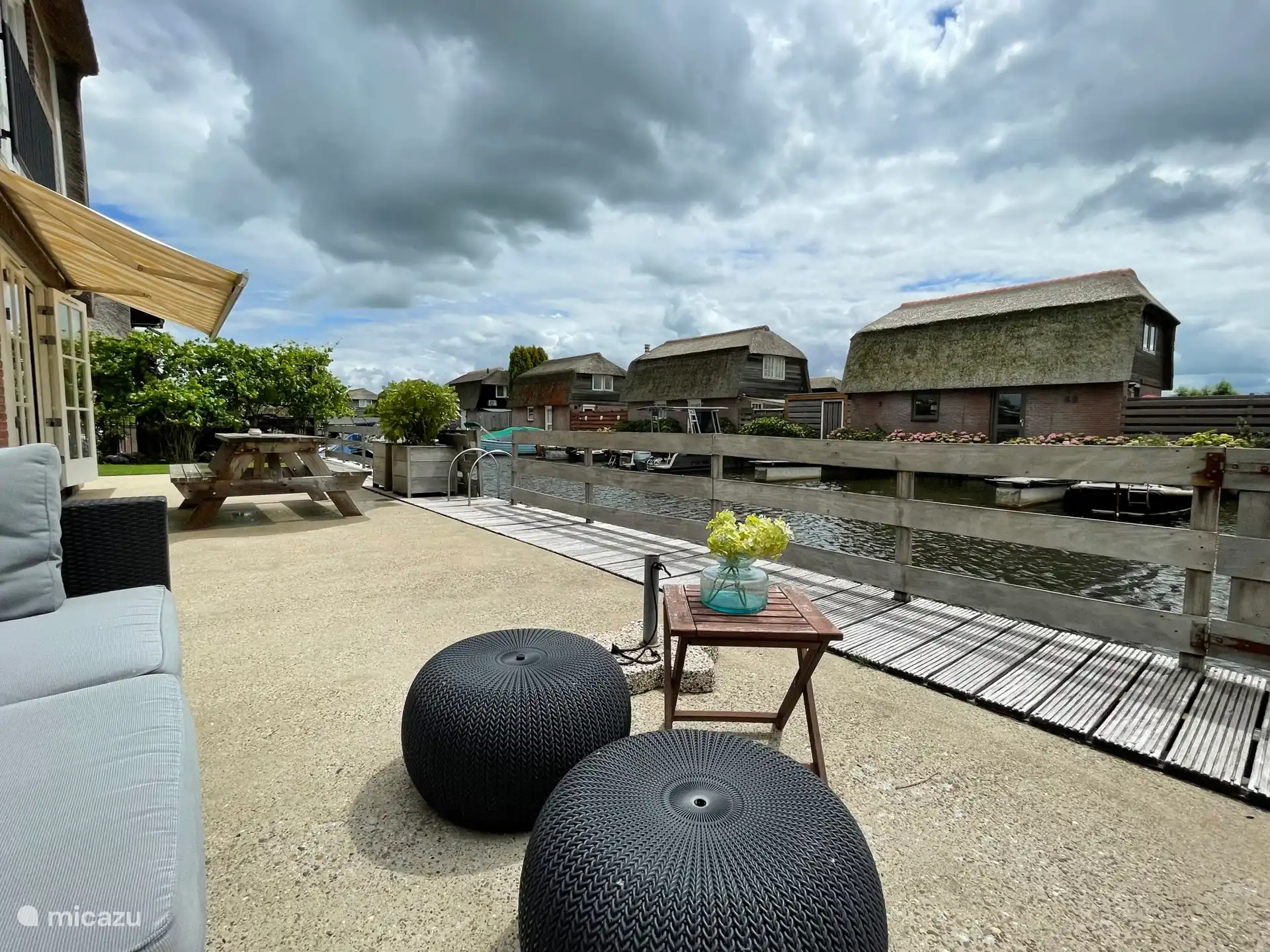 Villa voor 6 personen met zeer ruim en zonnig terras aan het water.