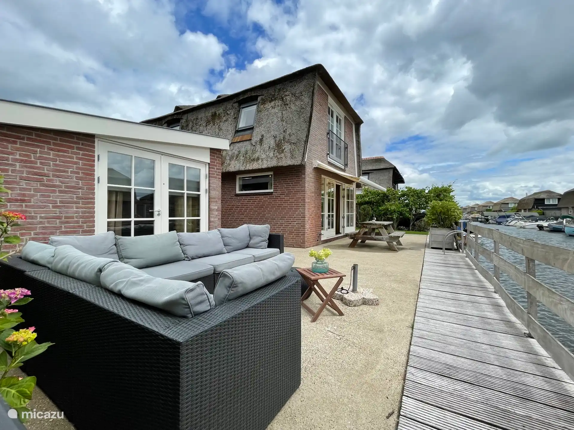Villa voor 6 personen met zeer ruim en zonnig terras aan het water.