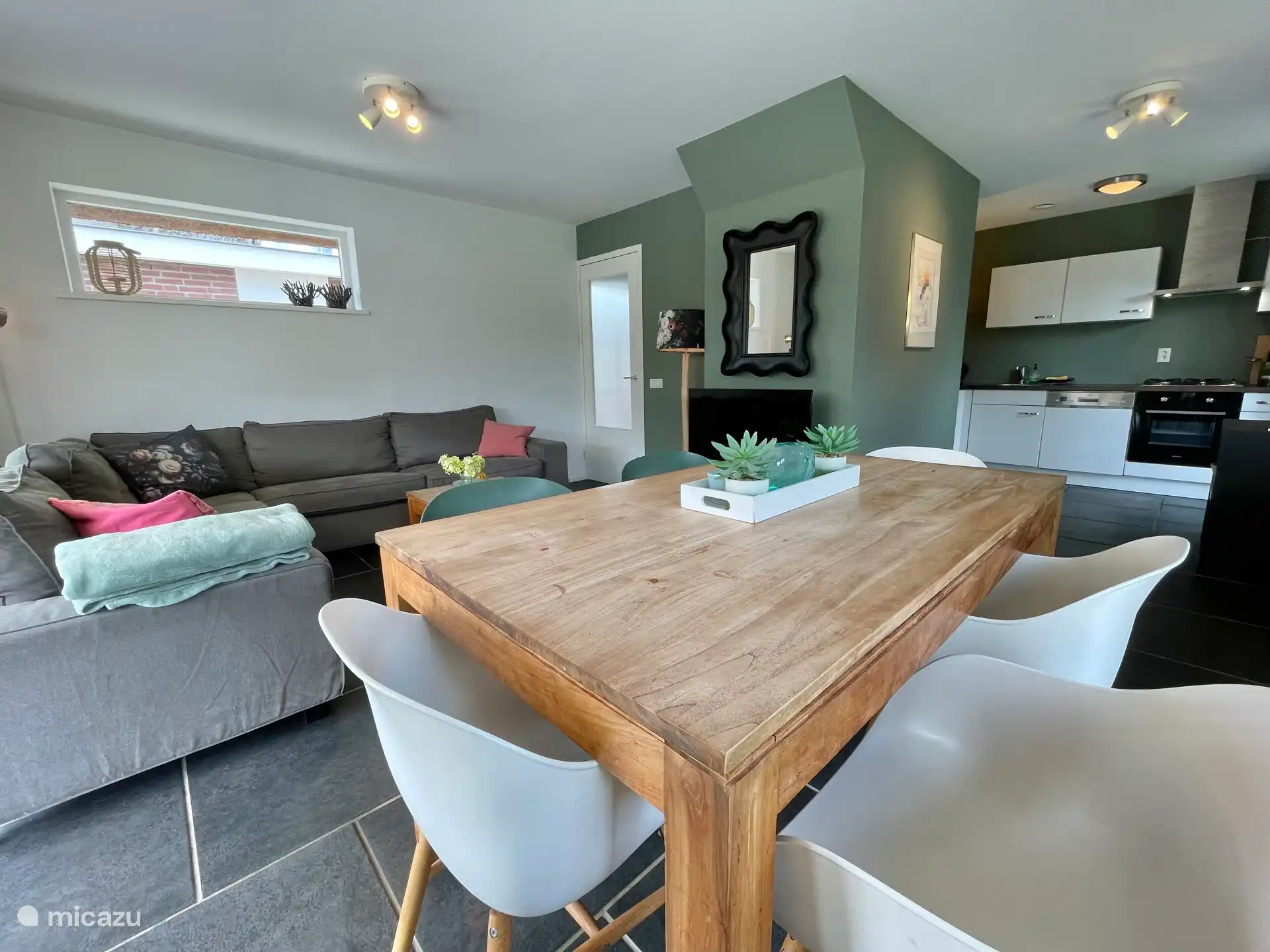 Villa voor 6 personen met zeer ruim en zonnig terras aan het water.