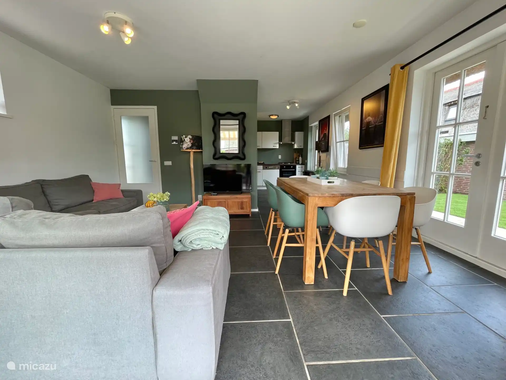 Villa voor 6 personen met zeer ruim en zonnig terras aan het water.
