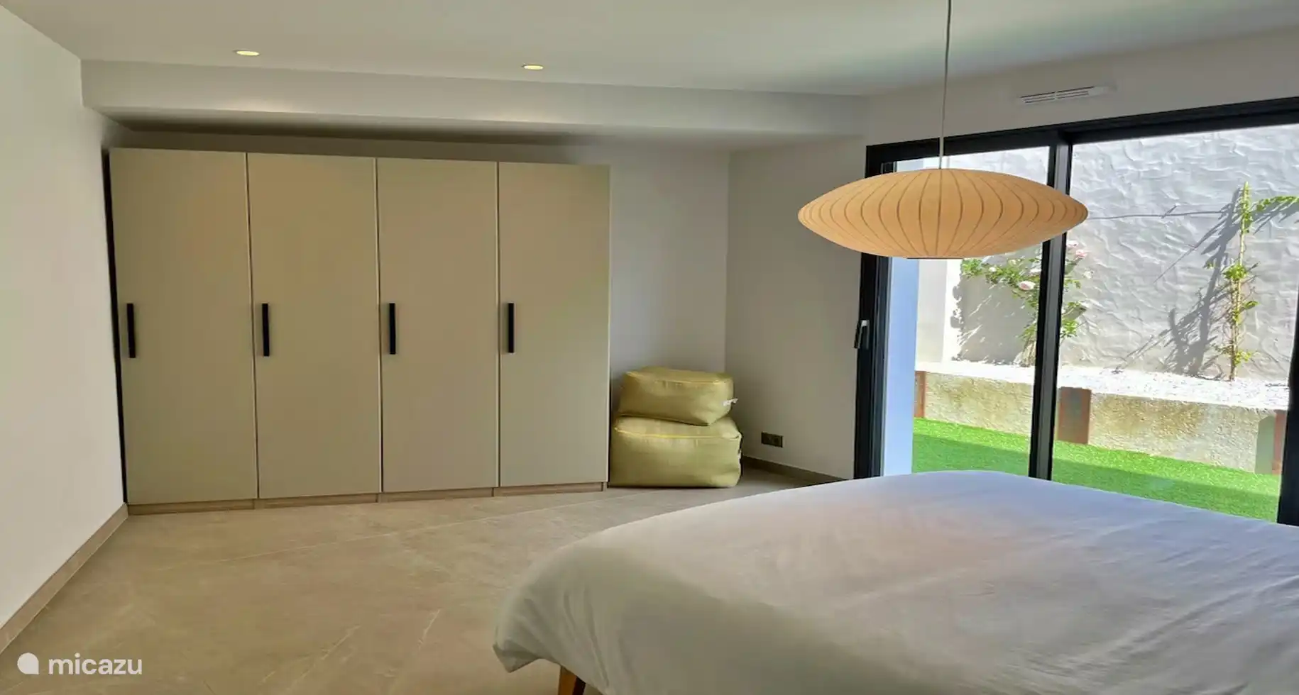 Habitación con vistas al patio