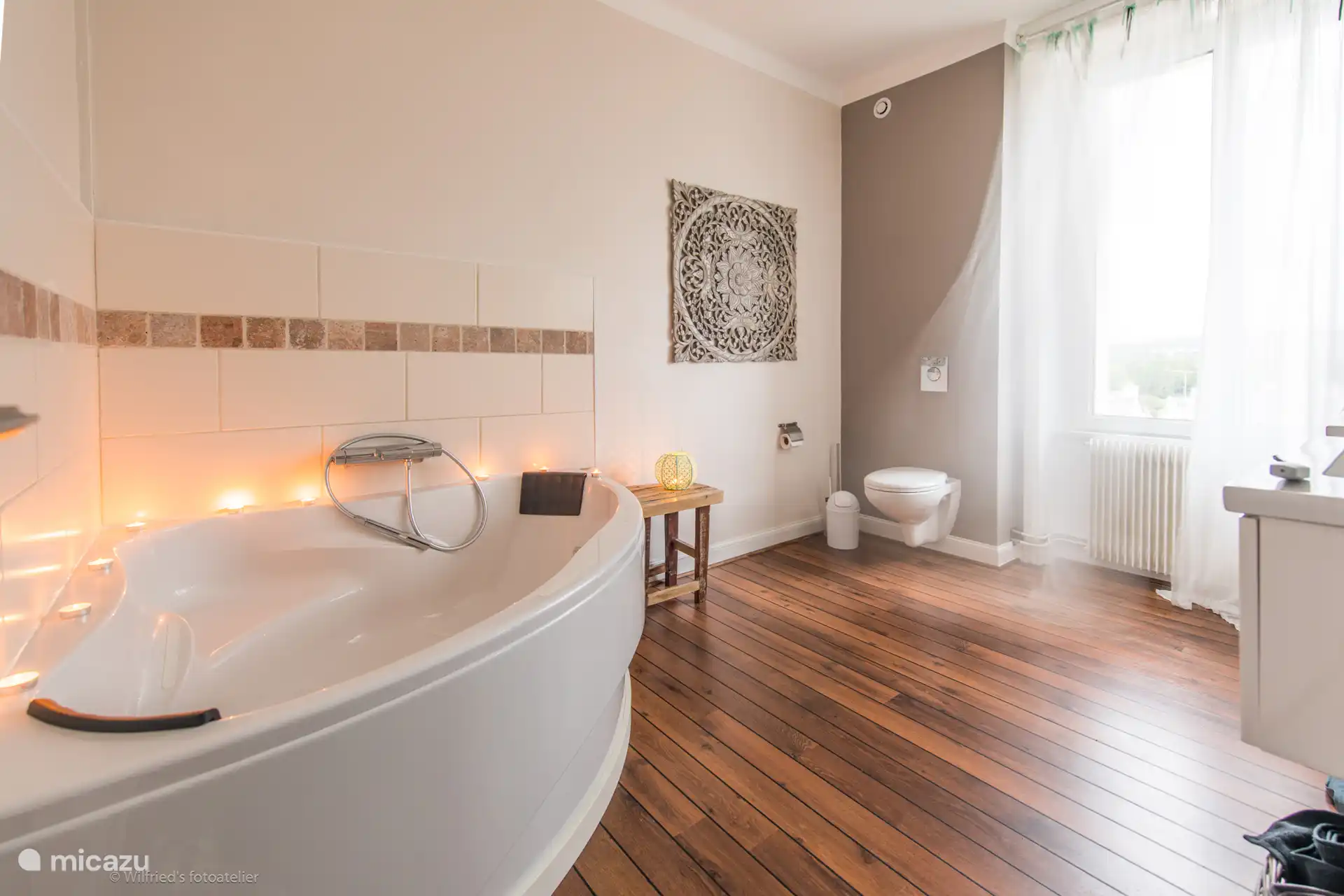 Ruime badkamer met twee-persoons ligbad, twee wastafels en toilet nr 3