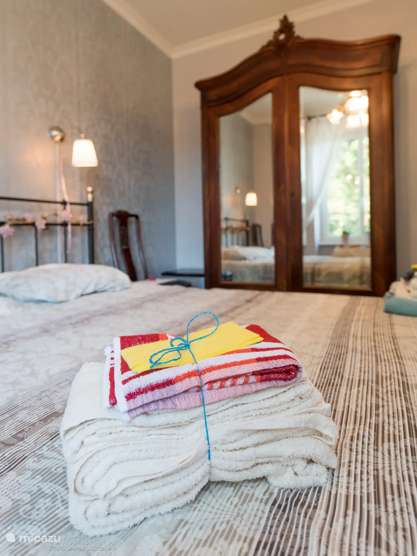 Roze kamer met grootmoederskast. Binnenzijde bekleed met nylon vakken en gedeelte met kleerhangers