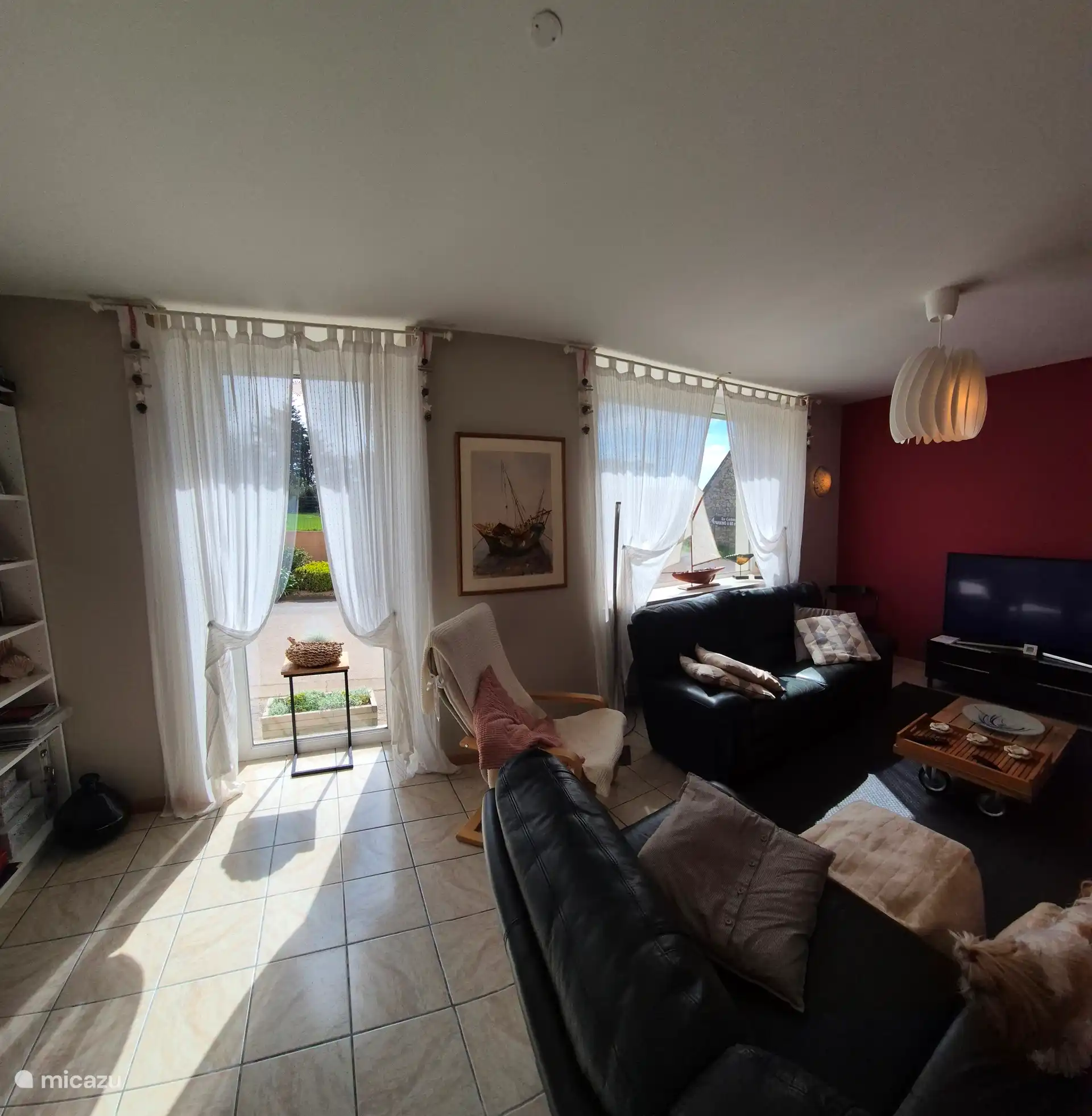 Woonkamer, foto genomen vanaf het bureau