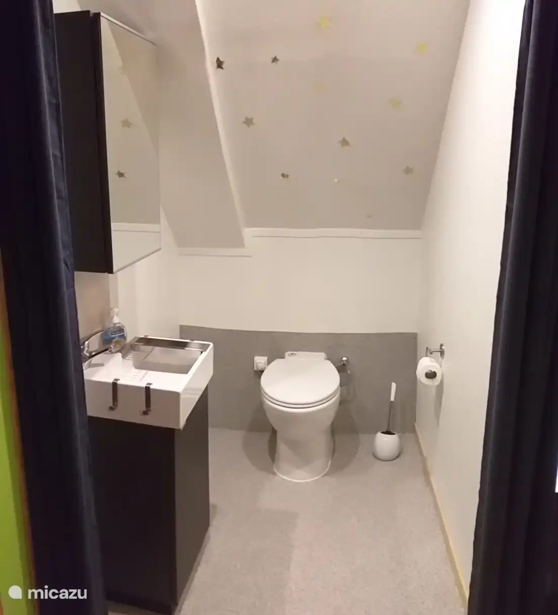 Toilet nr 4 en wastafel in de familiekamer