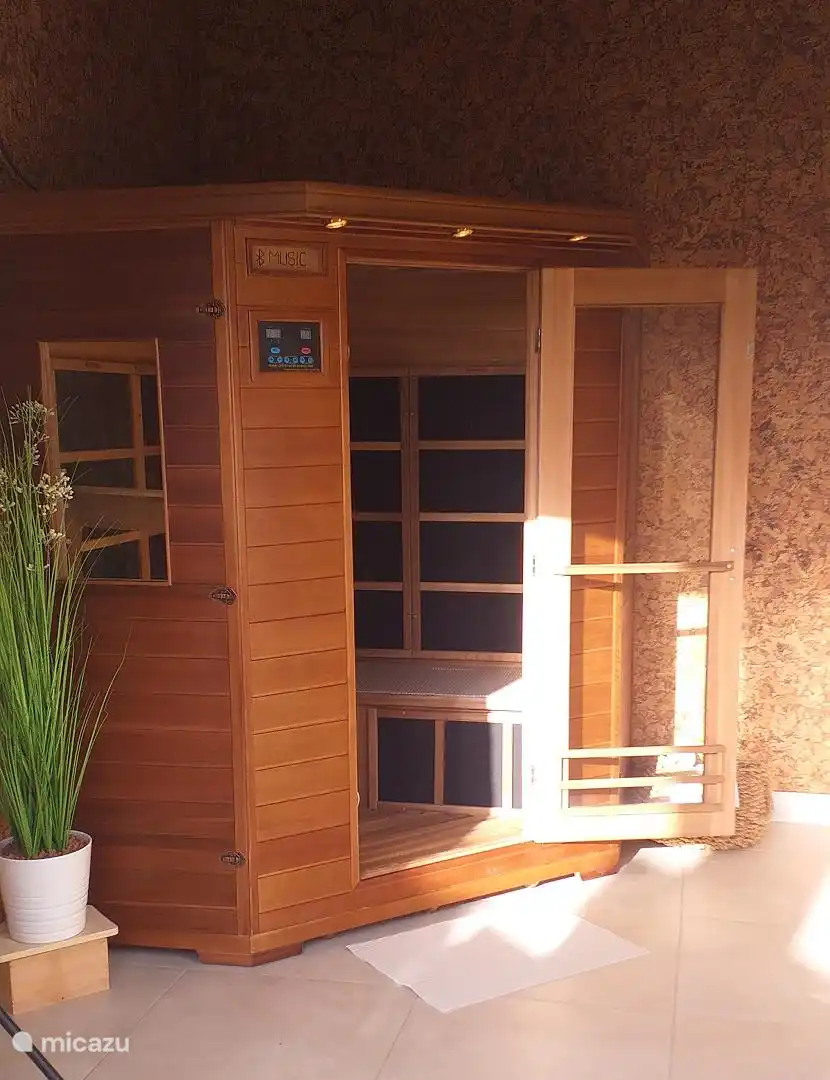 Infrarood sauna, voor het verlichten van spierpijn na een inspanning. IR heeft een zeer laag verbruik