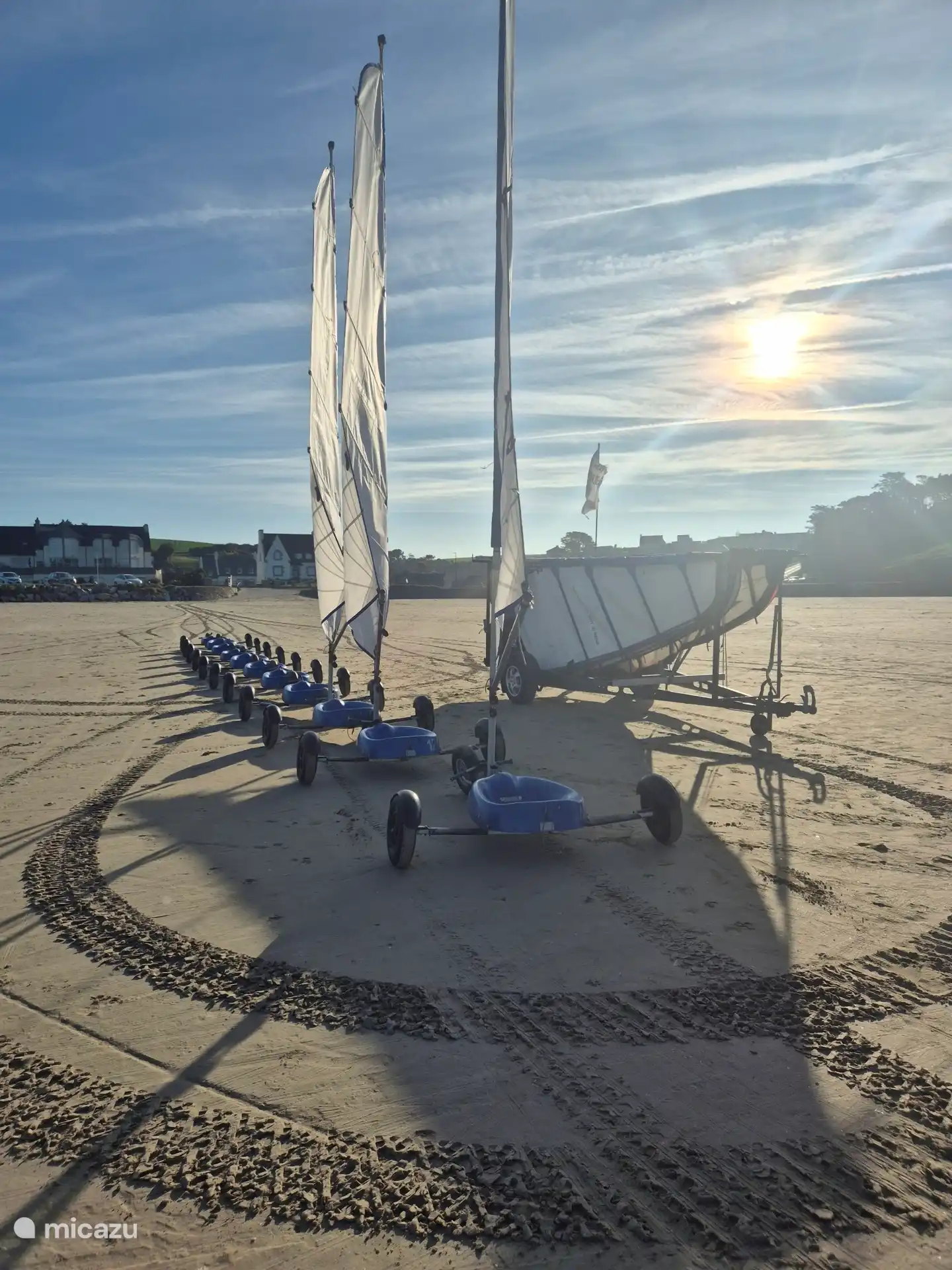 ochtendwandeling op de plage. De char á voile staat al klaar.