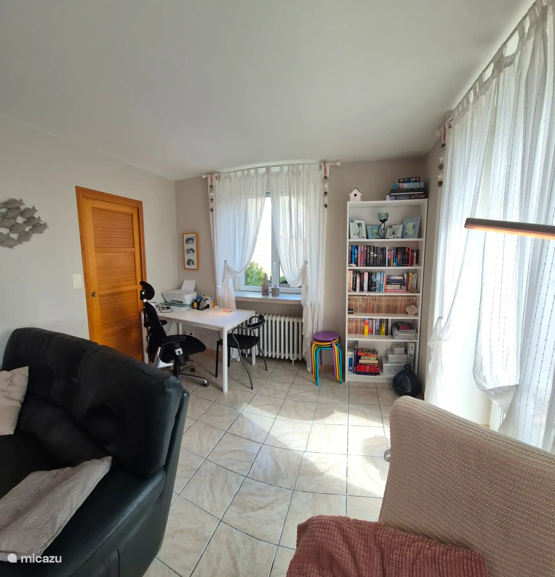 bureau met bibliotheek