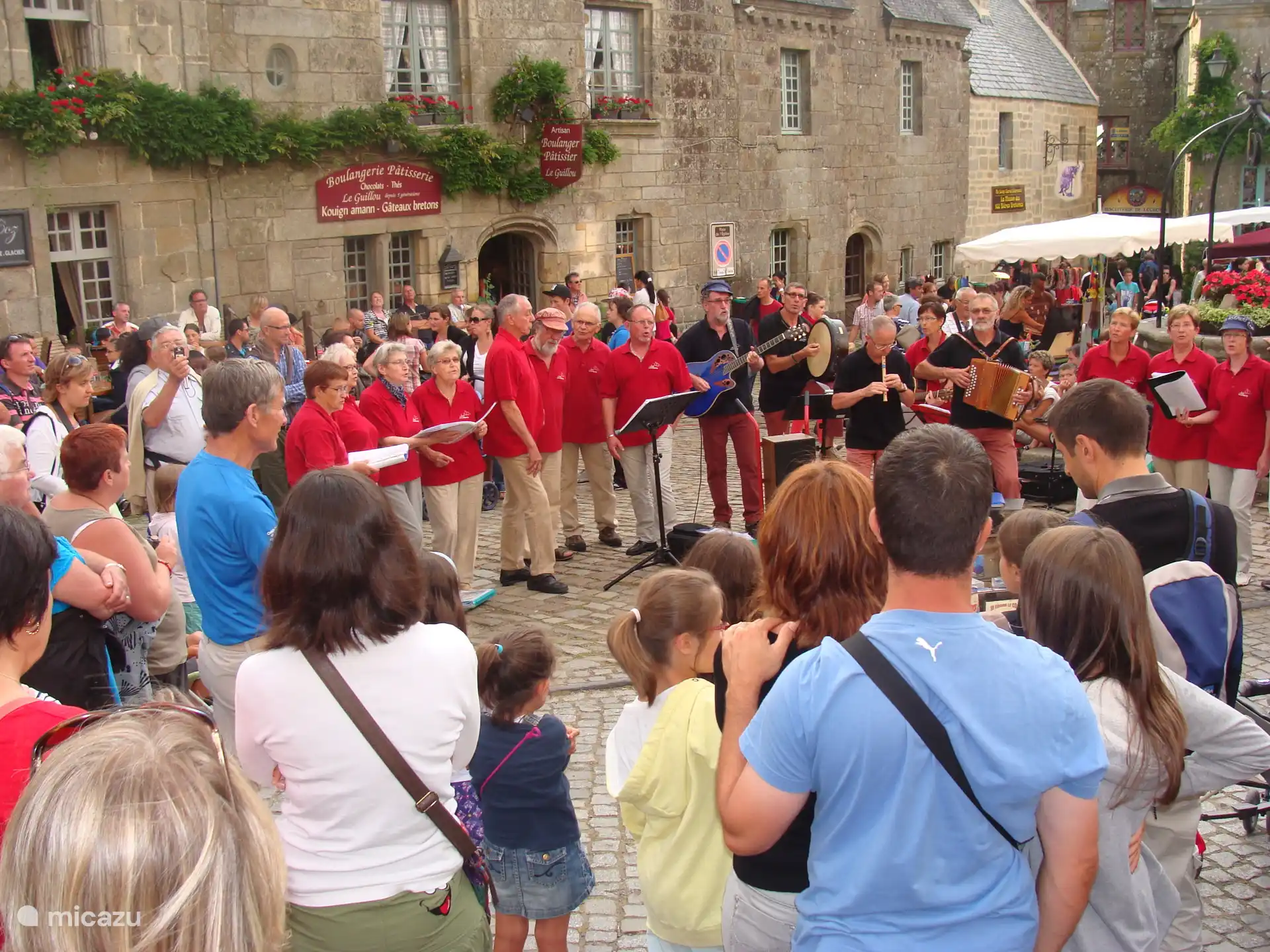 Zangkoor in Locronan, en avondmarkt