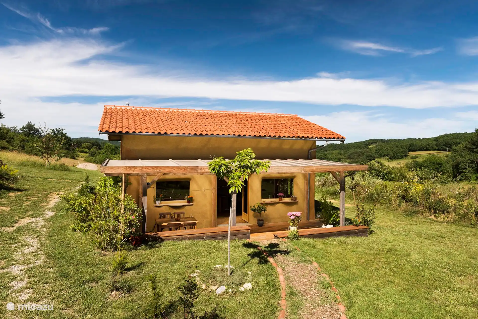La casa de paja vista desde el frente