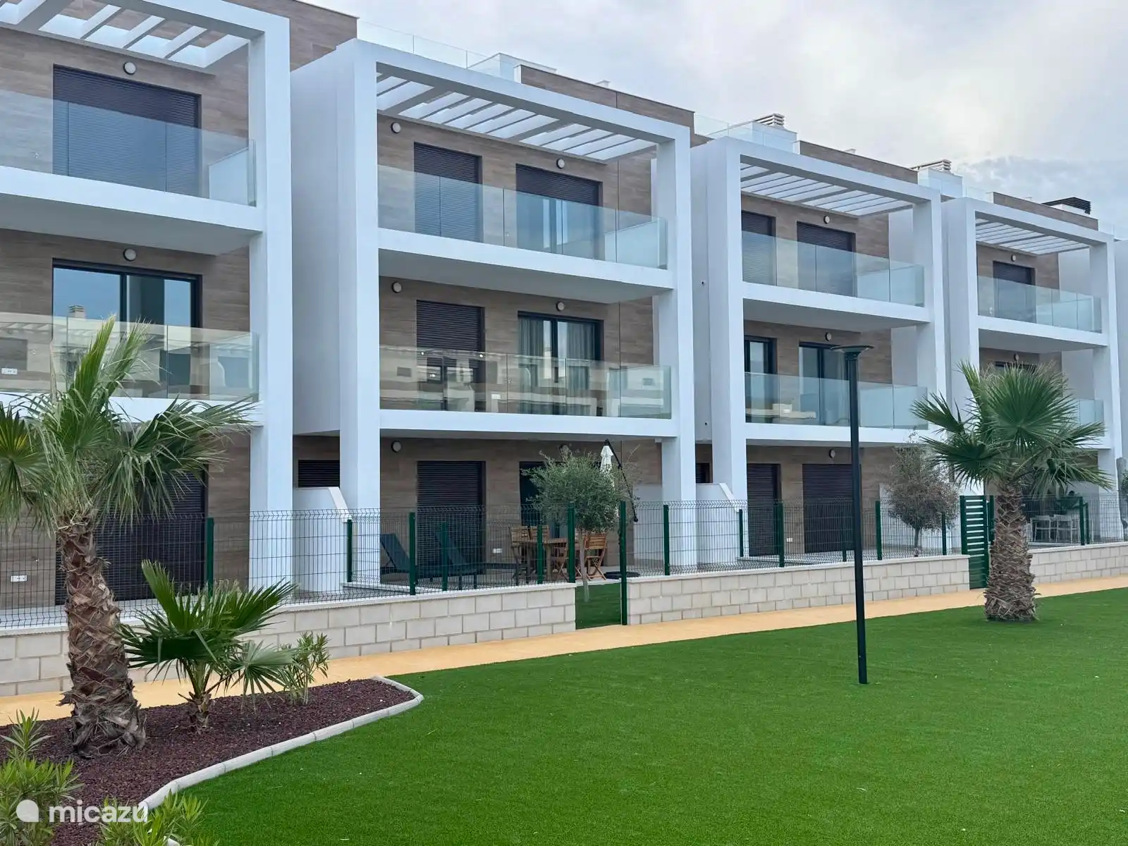 appartementencomplex vanaf omheind prive terrein