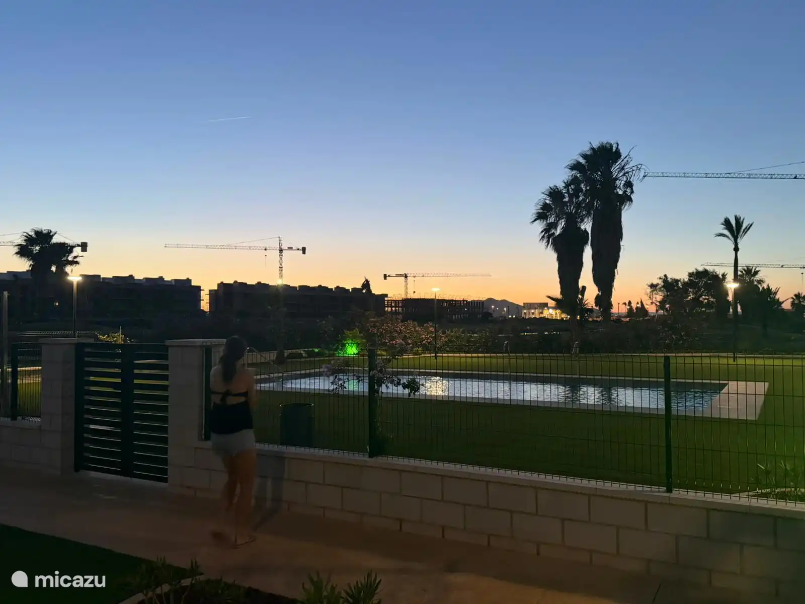 Tweede zwembad bij zonsondergang