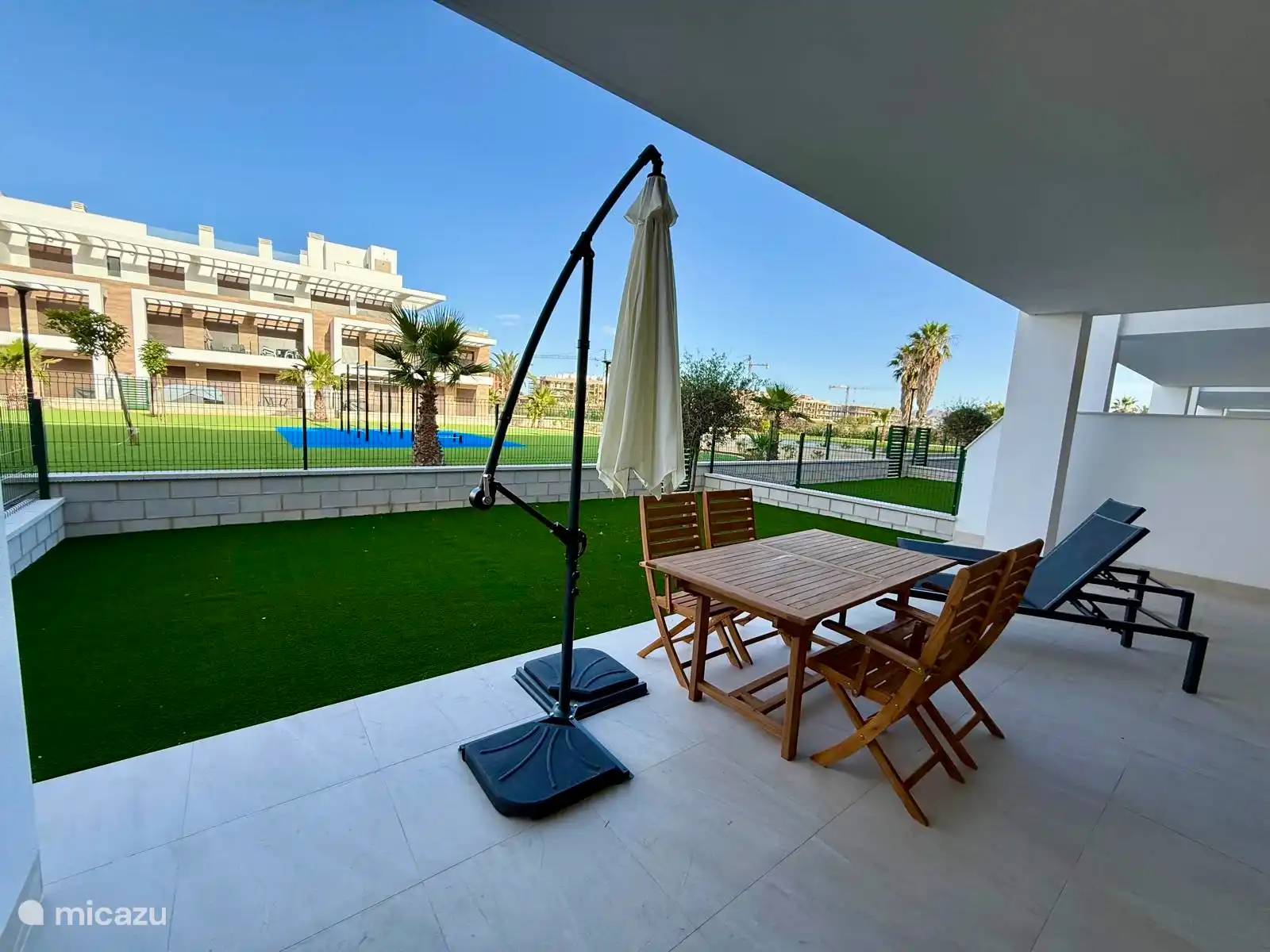 Overdekt stuk terras bij het appartement