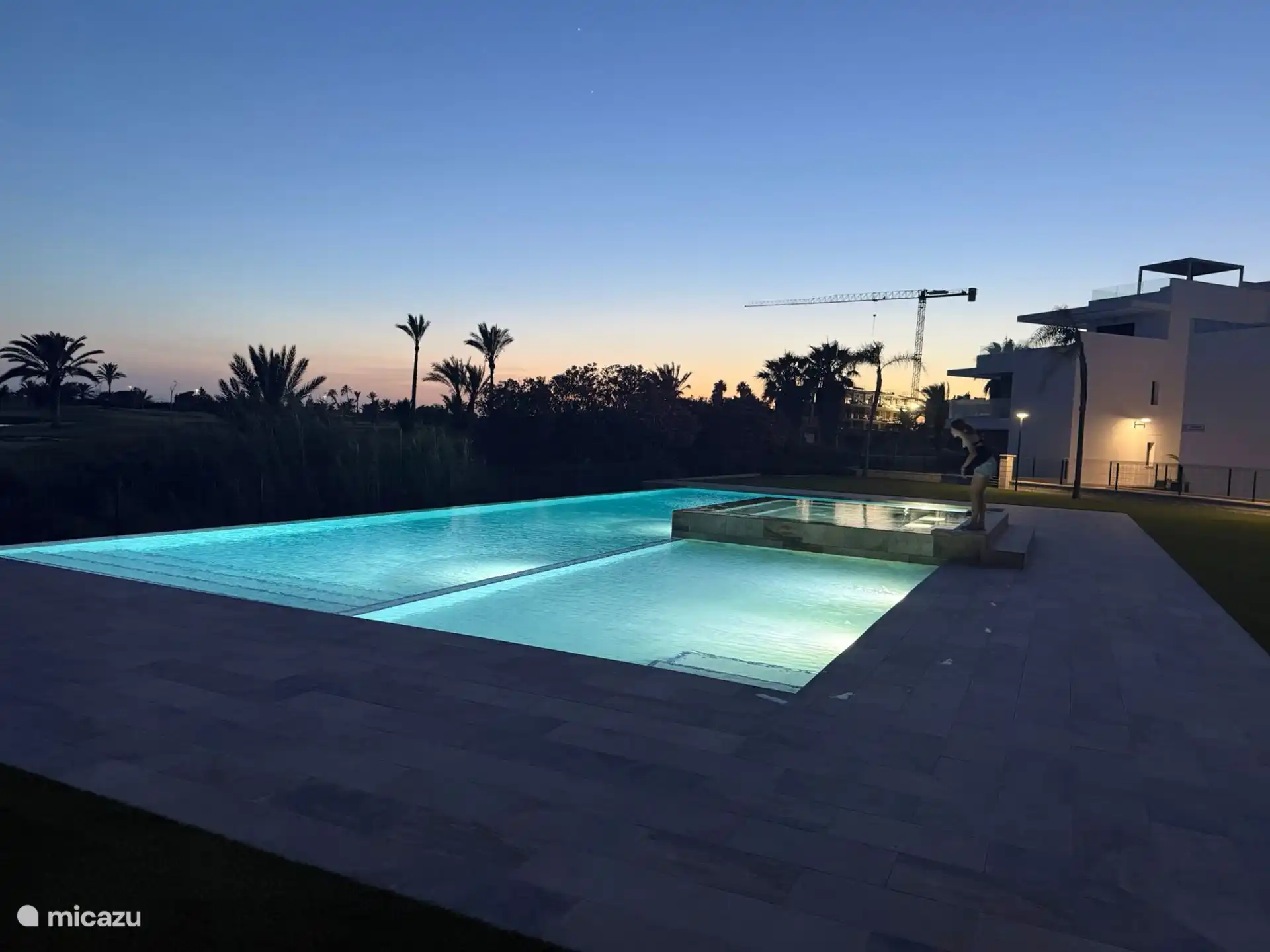 Zwembad bij sunset