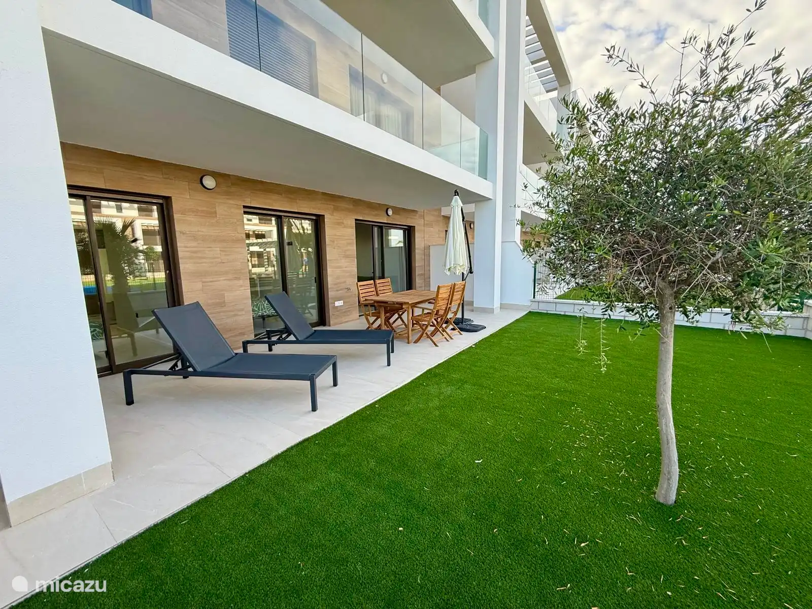 Terras en tuin bij het appartement