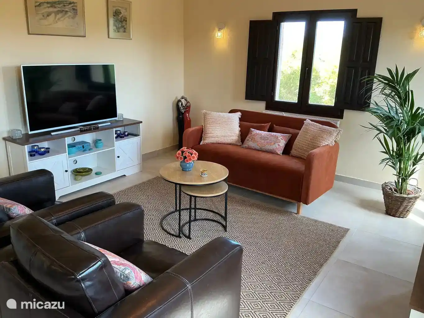 Wohnzimmer mit Fernseher