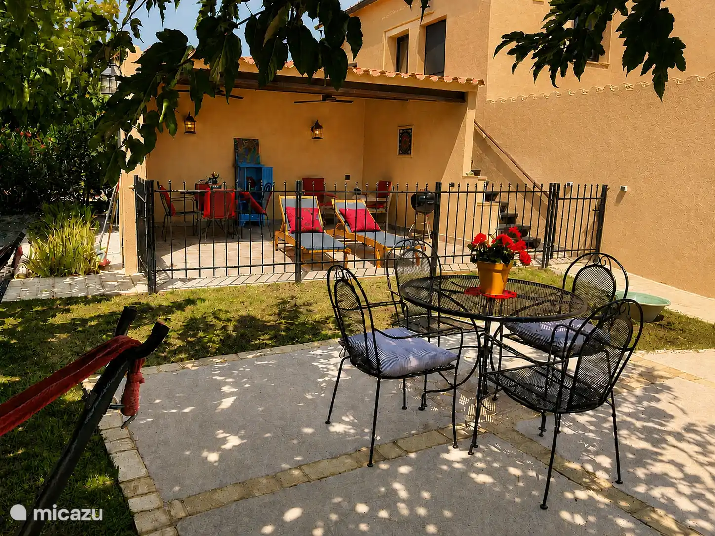 Kleine Terrasse + Vorhaus