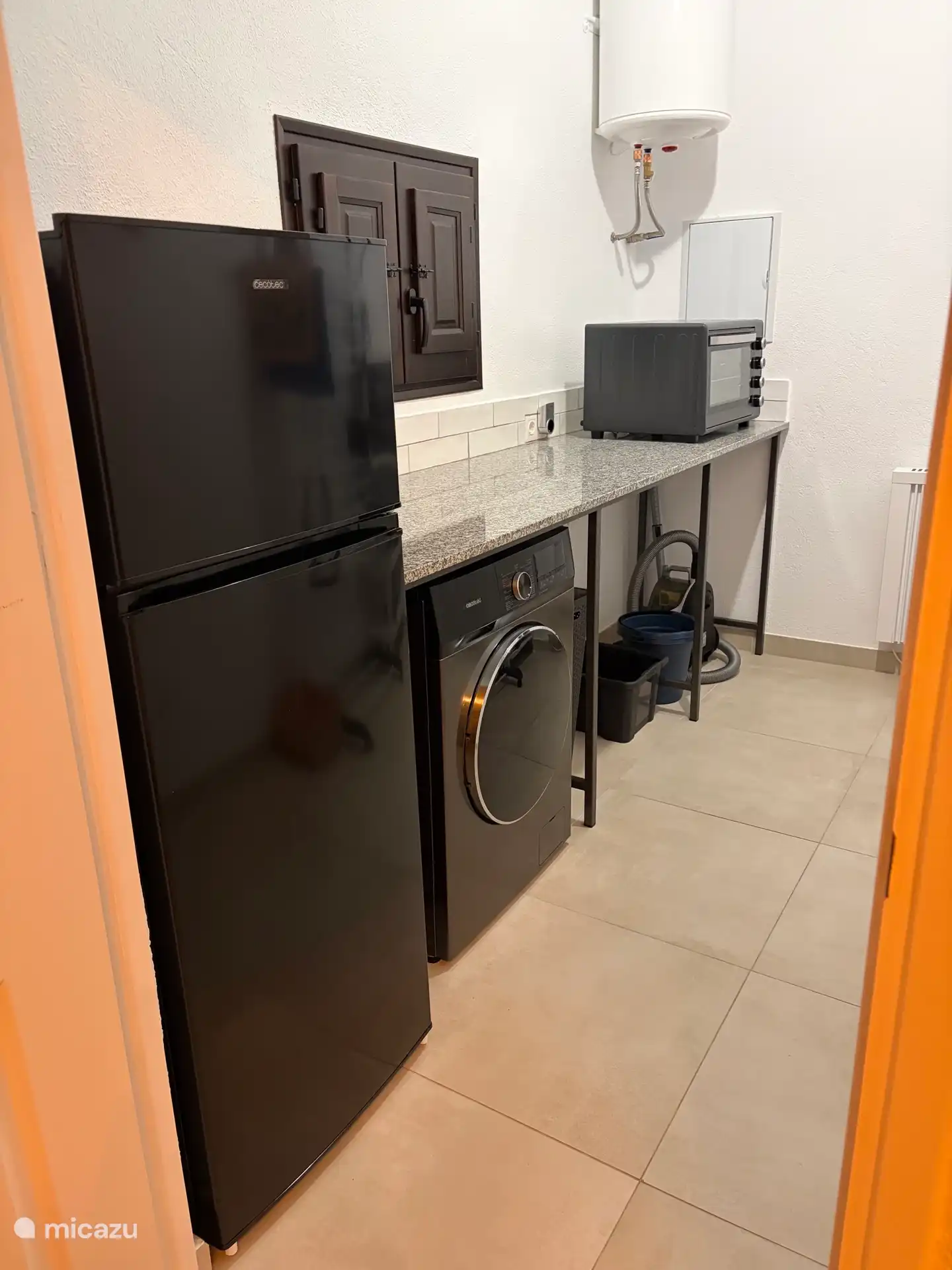 Hauswirtschaftsraum mit Küchenschrank, Waschmaschine, Ofen