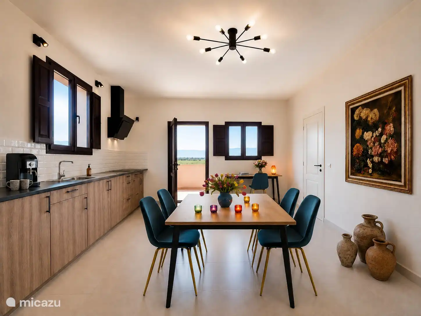 Cocina con mesa de comedor