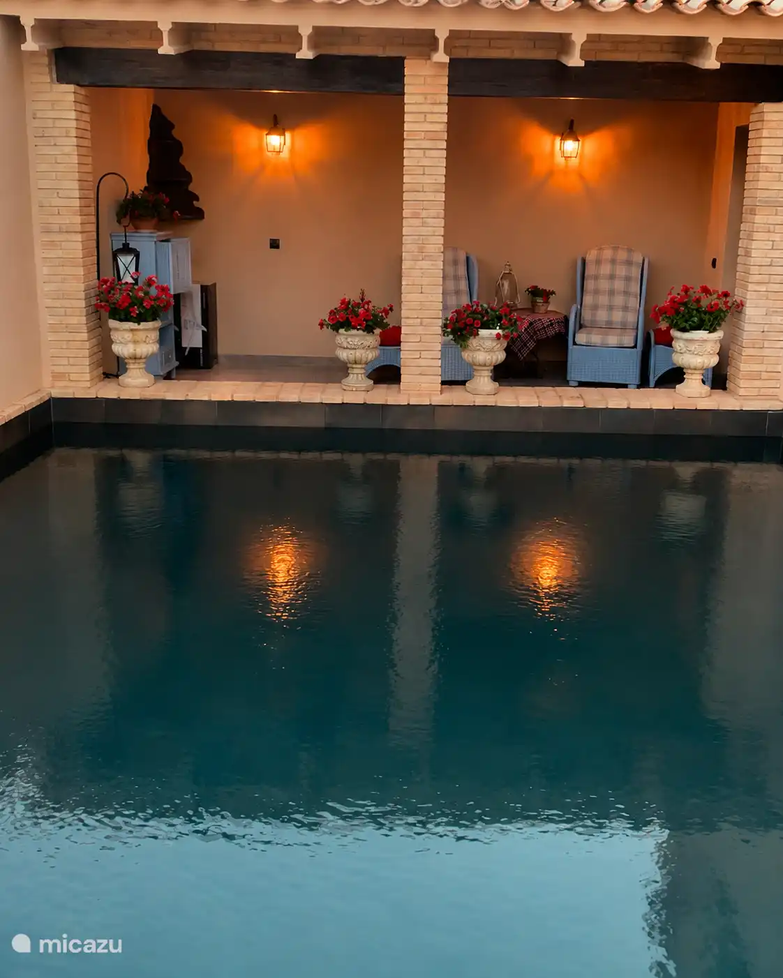 Piscina al anochecer