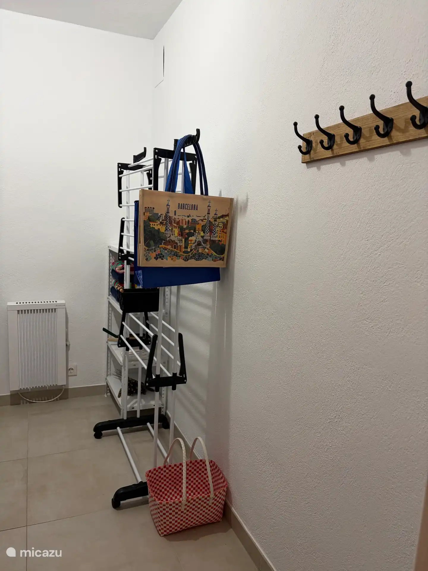 Hauswirtschaftsraum mit Trockengestell, Garderobe usw.