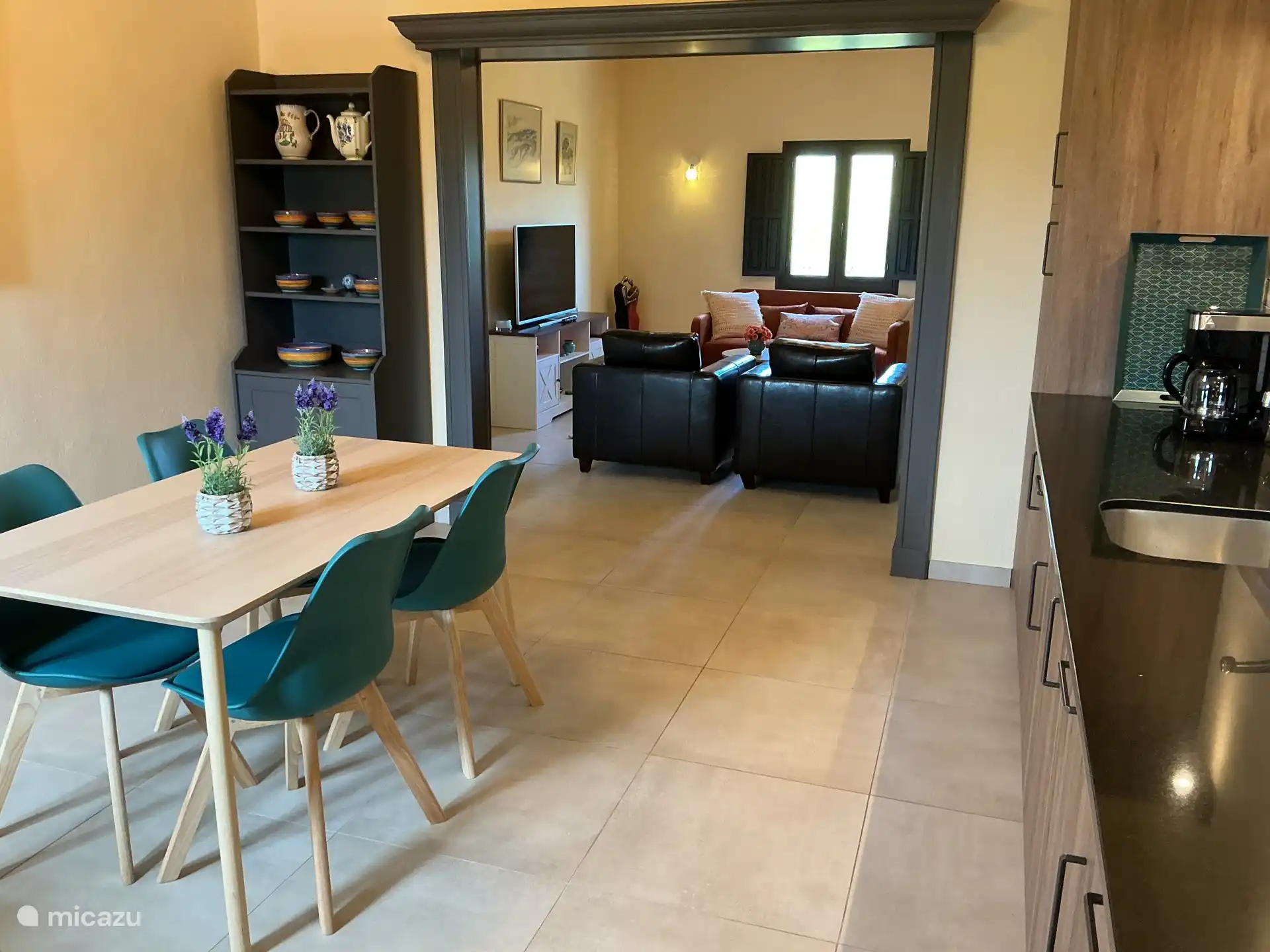 Durchsichtige Küche zum Wohnzimmer