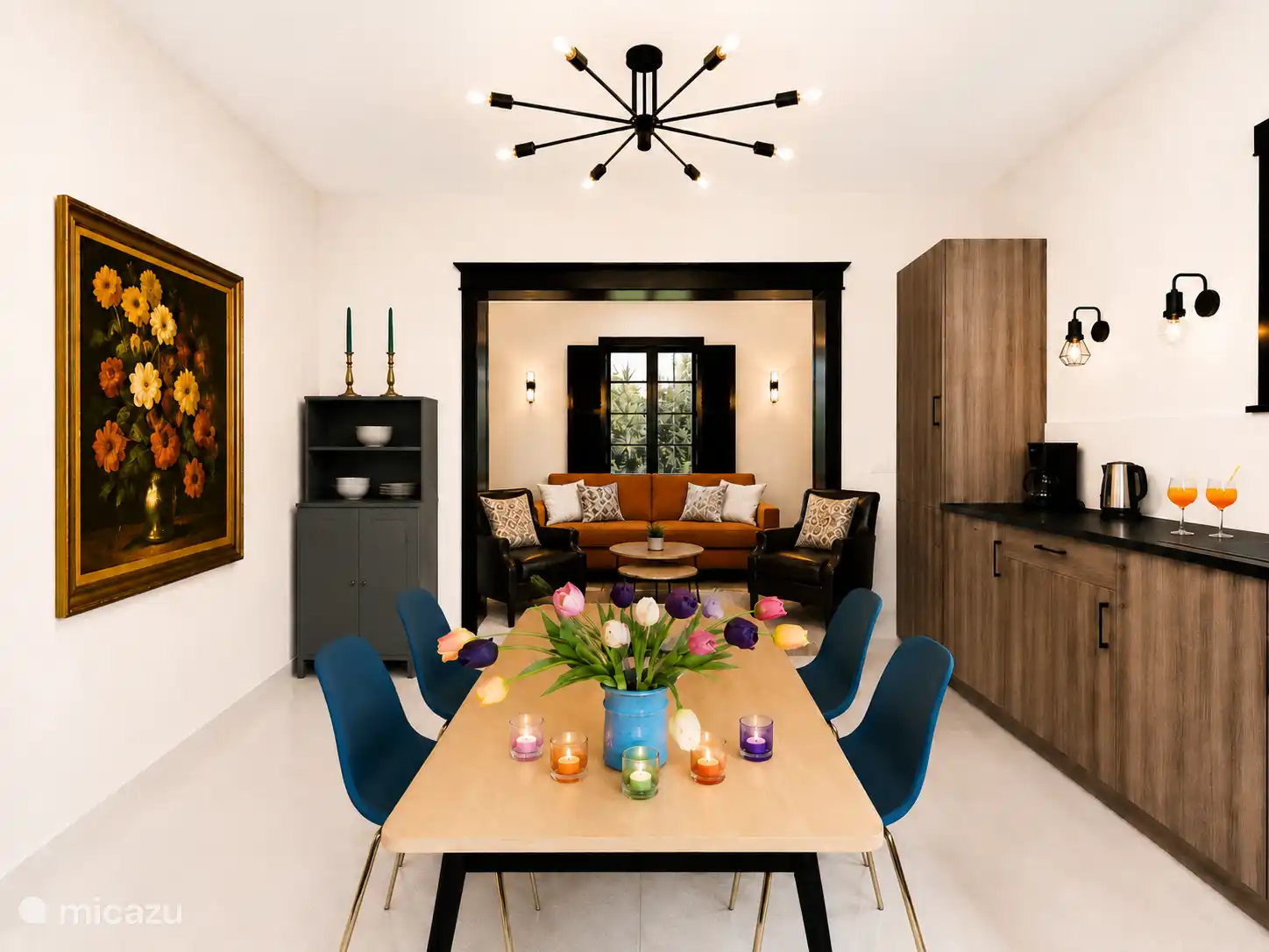 Doorkijk vanuit de keuken
