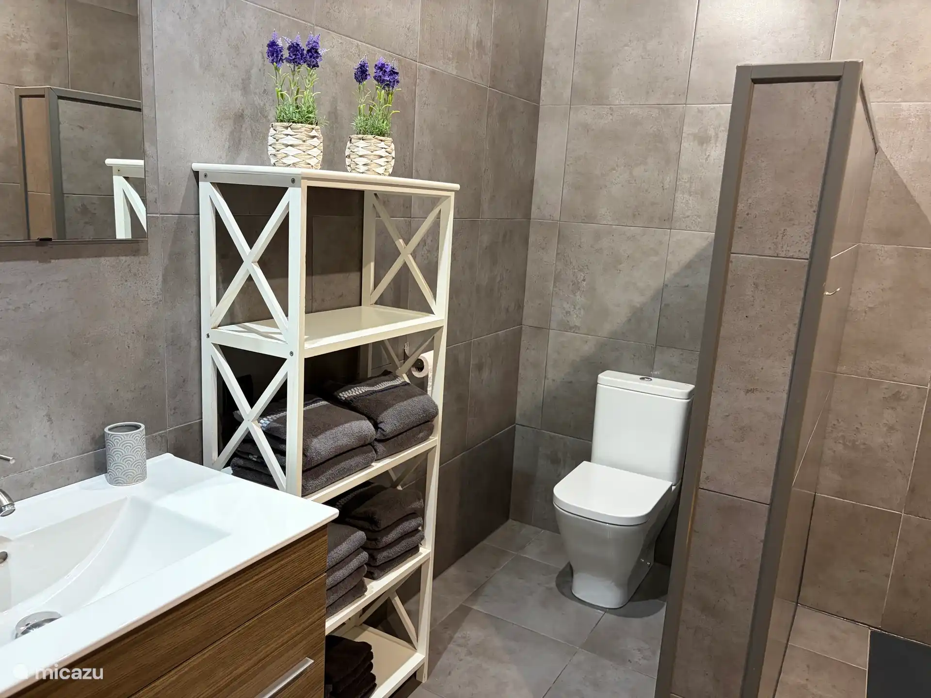 Badezimmer mit Schrank